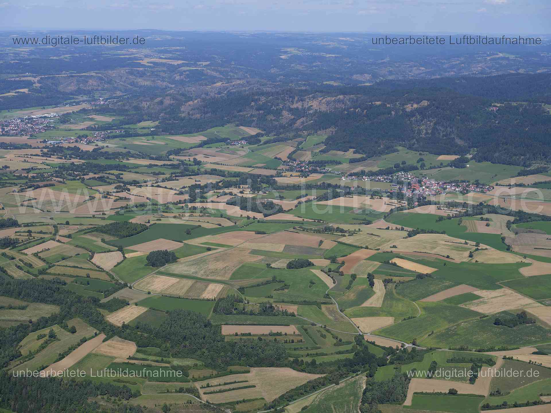 Titel: Naturpark Frankenwald, Bildnummer: f552060, Ort / Stadt: Münchberg, (Land)Kreis: Lankreis Hof, Regierungsbezirk: Oberfranken, Bundesland: Bayern, Aufnahmedatum: 11.08.2024, Schlagwörter: Deutschland, , Naturpark Frankenwald, Panorama, Himmel. Horizont, Landwirtschaft, Acker, Äcker, Monat: August, Jahreszeit: Sommer, Tageszeit: Mittag / Nachmittag, Jahr: 2024, Flug ID: 20240811, Bildstatus: unbearbeitetes Rohbild, Bildabmessung: 11648 x 8736 Pixel, Fotograf & Copyright: Oliver Acker