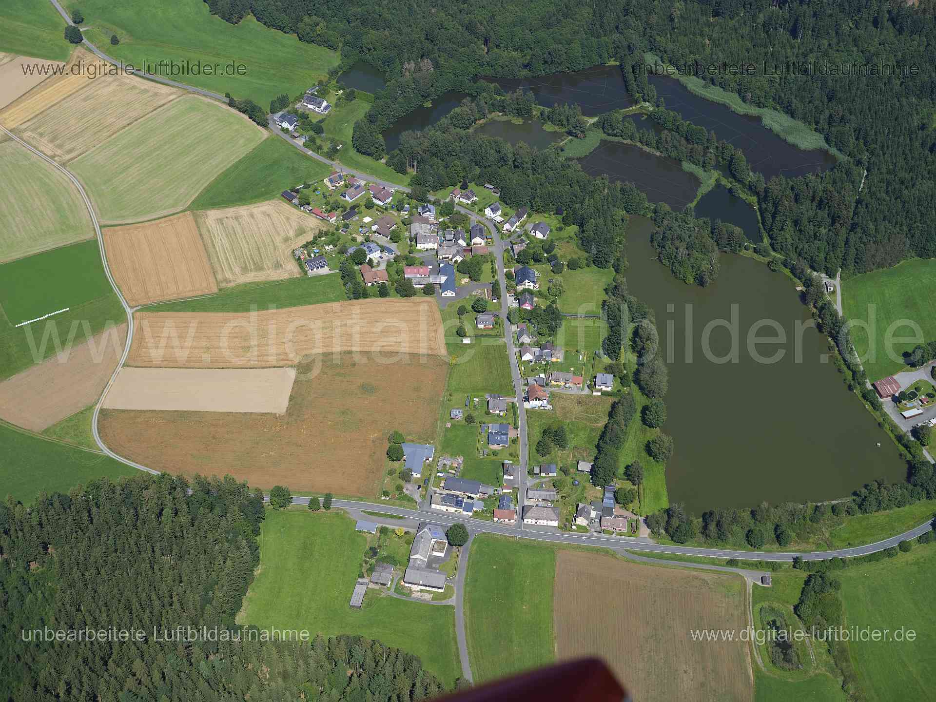 Titel: Sauerhof, Bildnummer: f551870, Ort / Stadt: Münchberg, (Land)Kreis: Landkreis Hof, Regierungsbezirk: Oberfranken, Bundesland: Bayern, Aufnahmedatum: 11.08.2024, Schlagwörter: Deutschland, , Sauerhof, Weiher, Fischteich, Fischzucht, Monat: August, Jahreszeit: Sommer, Tageszeit: Mittag / Nachmittag, Jahr: 2024, Flug ID: 20240811, Bildstatus: unbearbeitetes Rohbild, Bildabmessung: 11648 x 8736 Pixel, Fotograf & Copyright: Oliver Acker