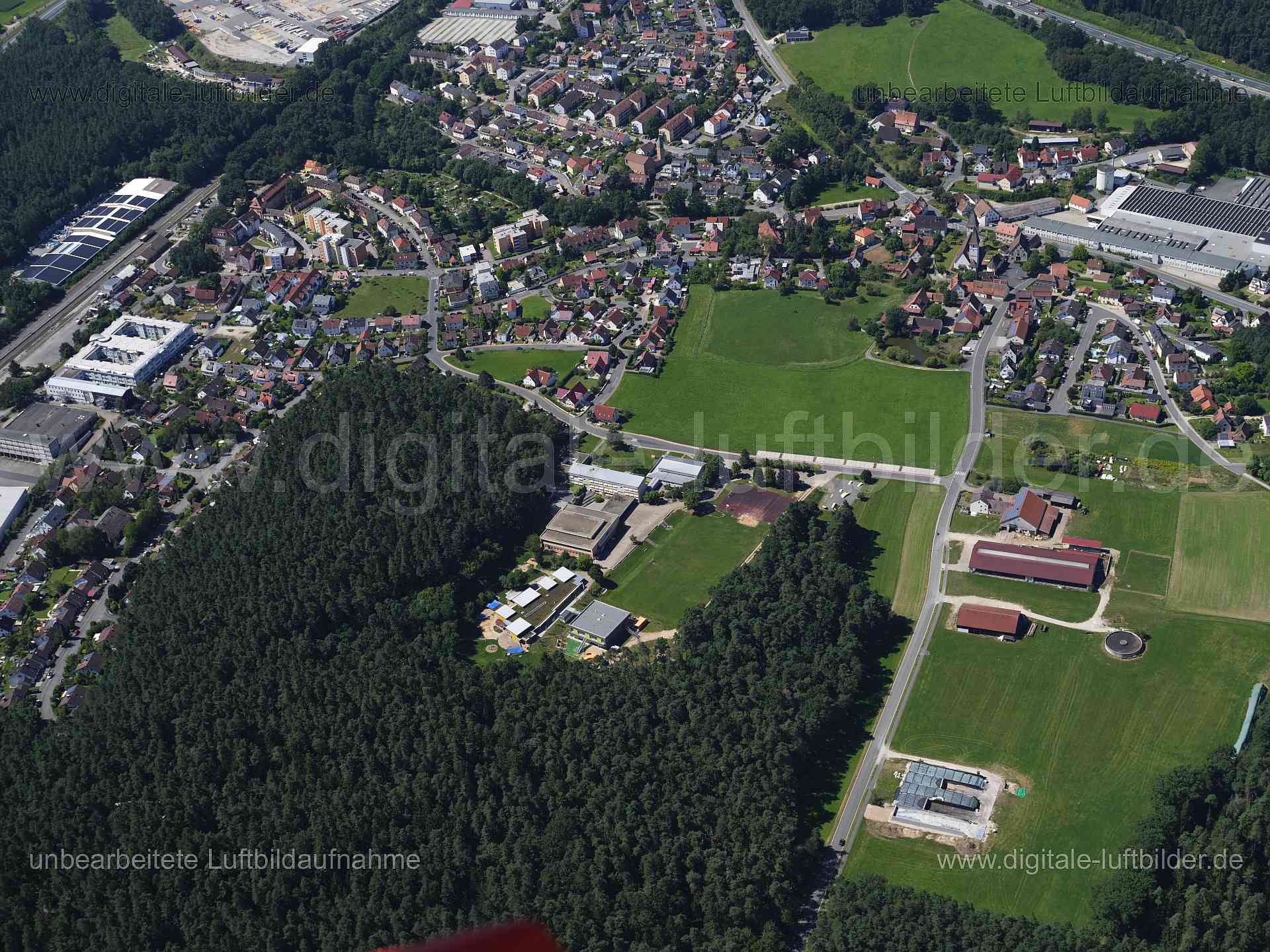 Titel: Neunkirchen am Sand, Bildnummer: f550460, Ort / Stadt: Neunkirchen am Sand, (Land)Kreis: Landkreis Nürnberger Land, Regierungsbezirk: Mittelfranken, Bundesland: Bayern, Aufnahmedatum: 11.08.2024, Schlagwörter: Deutschland, , Volksschule Neunkirchen, AWO Kinderhaus Sonnenschein, Monat: August, Jahreszeit: Sommer, Tageszeit: Mittag / Nachmittag, Jahr: 2024, Flug ID: 20240811, Bildstatus: unbearbeitetes Rohbild, Bildabmessung: 11648 x 8736 Pixel, Fotograf & Copyright: Oliver Acker