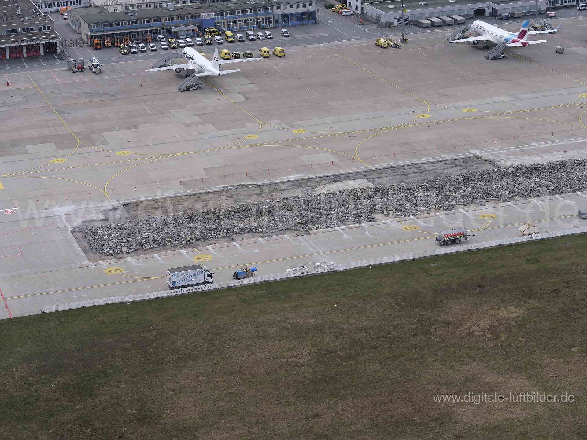Titel: Albrecht-Dürer-Airport, Bildnummer: f540050, Ort / Stadt: Nürnberg, (Land)Kreis: kreisfreie Stadt Nürnberg, Regierungsbezirk: Mittelfranken, Bundesland: Bayern, Aufnahmedatum: 10.03.2024, Schlagwörter: Deutschland, , Albrecht-Dürer-Airport, Strabag, Teer, Beton, Straßenbau, Baustelle, Großbaustelle, Flughafen, Runway, Taxiway, Rollfeld, Flugzeug, Straßenbelag, Monat: März, Jahreszeit: Frühling, Tageszeit: Mittag, Jahr: 2024, Flug ID: 20240310, Bildstatus: unbearbeitetes Rohbild, Bildabmes