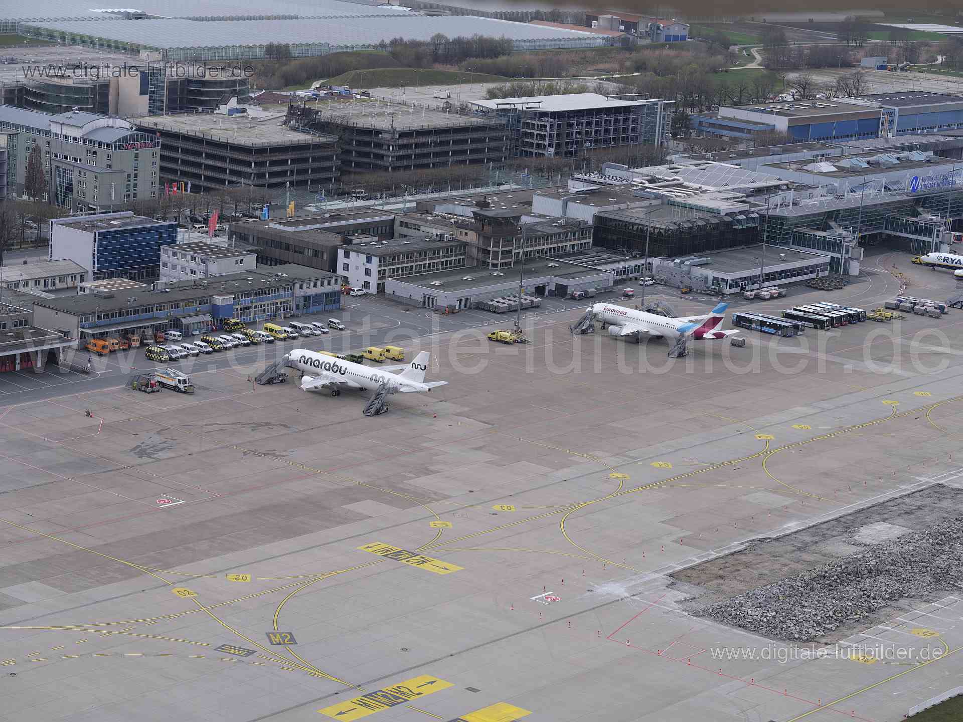 Titel: Albrecht-Dürer-Airport, Bildnummer: f540060, Ort / Stadt: Nürnberg, (Land)Kreis: kreisfreie Stadt Nürnberg, Regierungsbezirk: Mittelfranken, Bundesland: Bayern, Aufnahmedatum: 10.03.2024, Schlagwörter: Deutschland, , Albrecht-Dürer-Airport, Strabag, Teer, Beton, Straßenbau, Baustelle, Großbaustelle, Flughafen, Runway, Taxiway, Rollfeld, Flugzeug, Straßenbelag, Gewächshaus, Parkhaus, Terminal, Monat: März, Jahreszeit: Frühling, Tageszeit: Mittag, Jahr: 2024, Flug ID: 20240310, Bildstatus: 