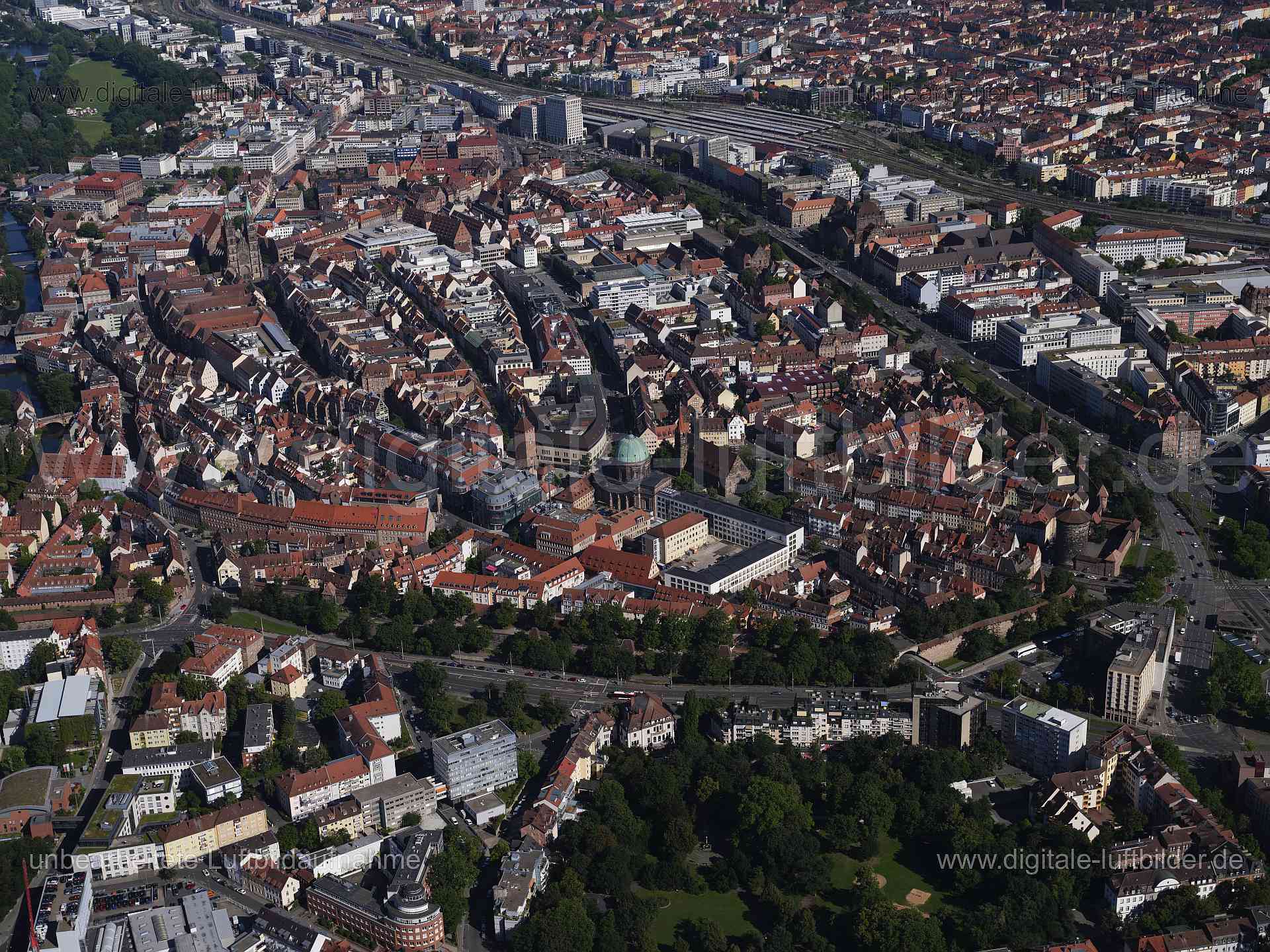 Titel: Altstadt, Bildnummer: f554930, Ort / Stadt: Nürnberg, (Land)Kreis: kreisfreie Stadt Nürnberg, Regierungsbezirk: Mittelfranken, Bundesland: Bayern, Aufnahmedatum: 11.08.2024, Schlagwörter: Deutschland, 90402, 90403, 90429, 90443, Am Plärrer, Barbiergasse, Betzengäßchen, Dennerstraße, Elsnerstraße, Engelhardsgasse, Feuerweg, Frauentorgraben, Frauentormauer, Fürther Straße, Gostenhofer Hauptstraße, Gostenhofer Schulgasse, Jakobsplatz, Jakobstraße, Kappengasse, Karl-Grillenberger-Straße, Kart