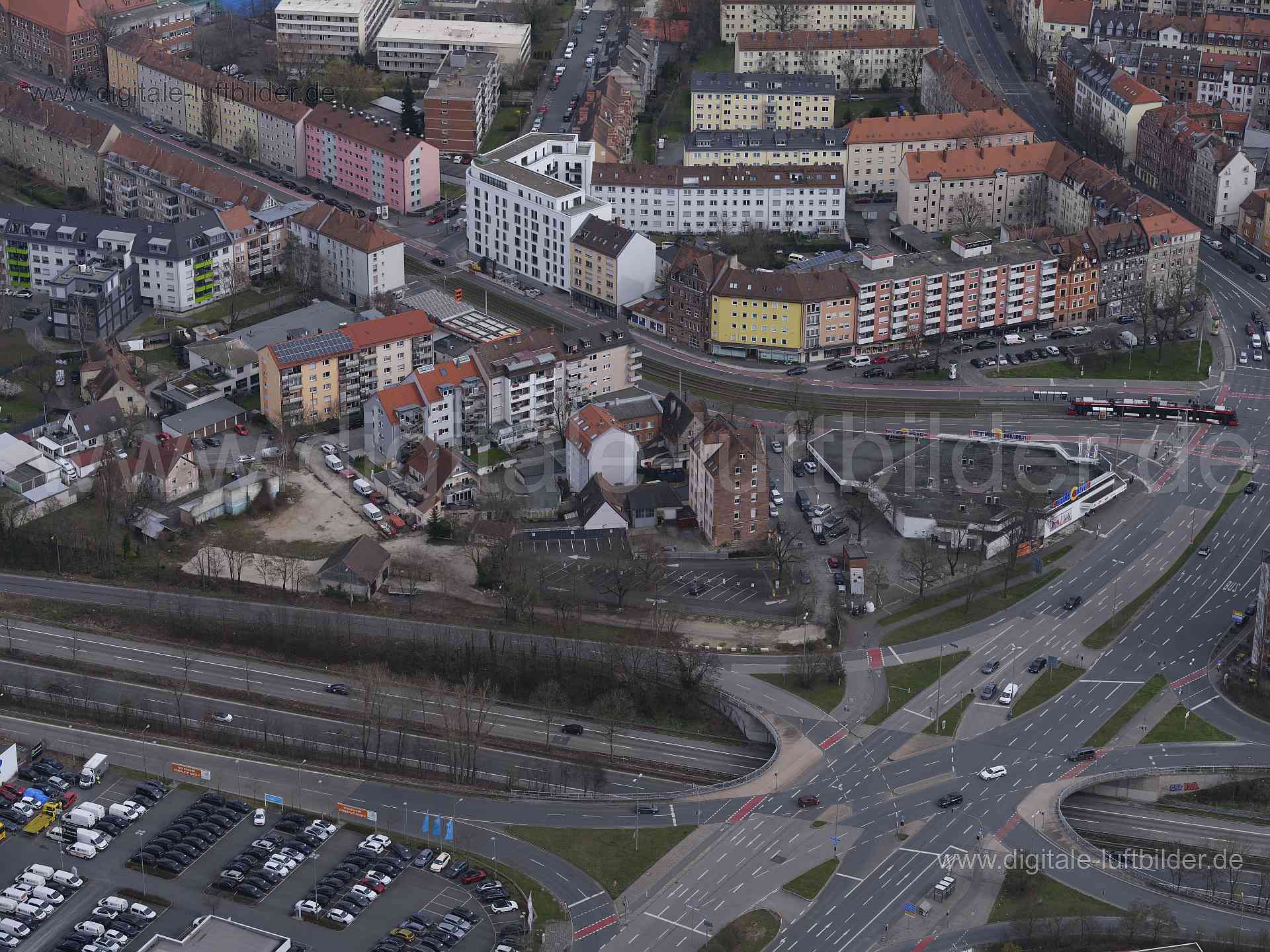 Titel: Dianaplatz, Bildnummer: f540890, Ort / Stadt: Nürnberg, (Land)Kreis: kreisfreie Stadt Nürnberg, Regierungsbezirk: Mittelfranken, Bundesland: Bayern, Aufnahmedatum: 10.03.2024, Schlagwörter: Deutschland, 90441, 90443, Dianaplatz, Dianastraße, Erlenstraße, Gibitzenhofstraße, Heisterstraße, Meisenstraße, Nopitschstraße, Nürnberg, Ulmenstraße, Wilhelm-Löhe-Straße, Südstadt, Dianaplatz, Kreuzung, Verkehrsführung, Monat: März, Jahreszeit: Frühling, Tageszeit: Mittag, Jahr: 2024, Flug ID: 202403