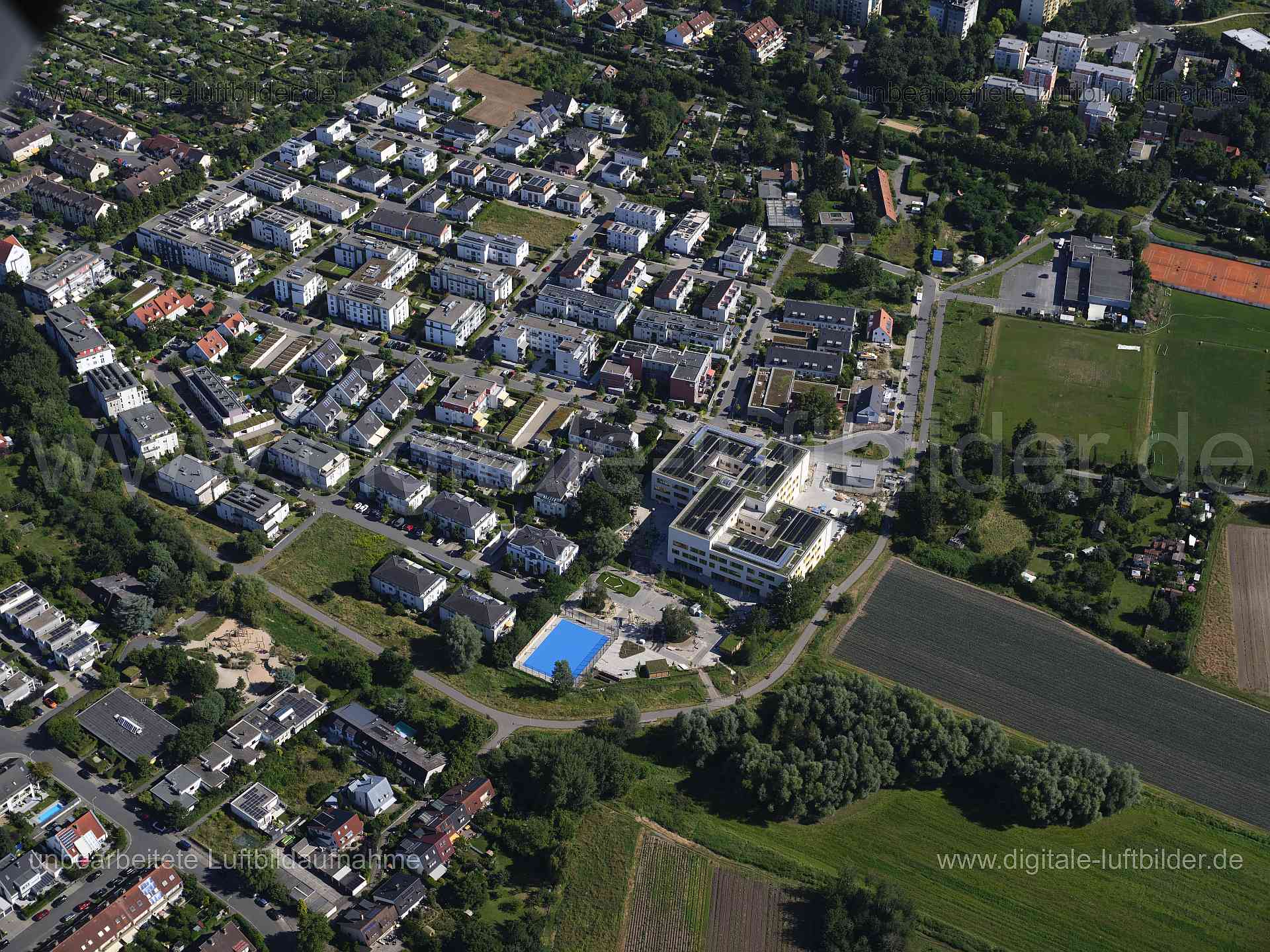Titel: Forchheimer Straße, Bildnummer: f553910, Ort / Stadt: Nürnberg, (Land)Kreis: kreisfreie Stadt Nürnberg, Regierungsbezirk: Mittelfranken, Bundesland: Bayern, Aufnahmedatum: 11.08.2024, Schlagwörter: Deutschland, 90425, Forchheimer Straße, Friedrich-Bock-Straße, Gerhard-von-Rad-Straße, Hermann-Kesten-Ring, Karl-May-Weg, Lerchenstraße, Michael-Mathias-Prechtl-Straße, Nürnberg, Oskar-Maria-Graf-Straße, Pinzberger Weg, Waldemar-Klink-Straße, Zeisigweg, Grundschule, Neubau, wbg, Monat: August, 
