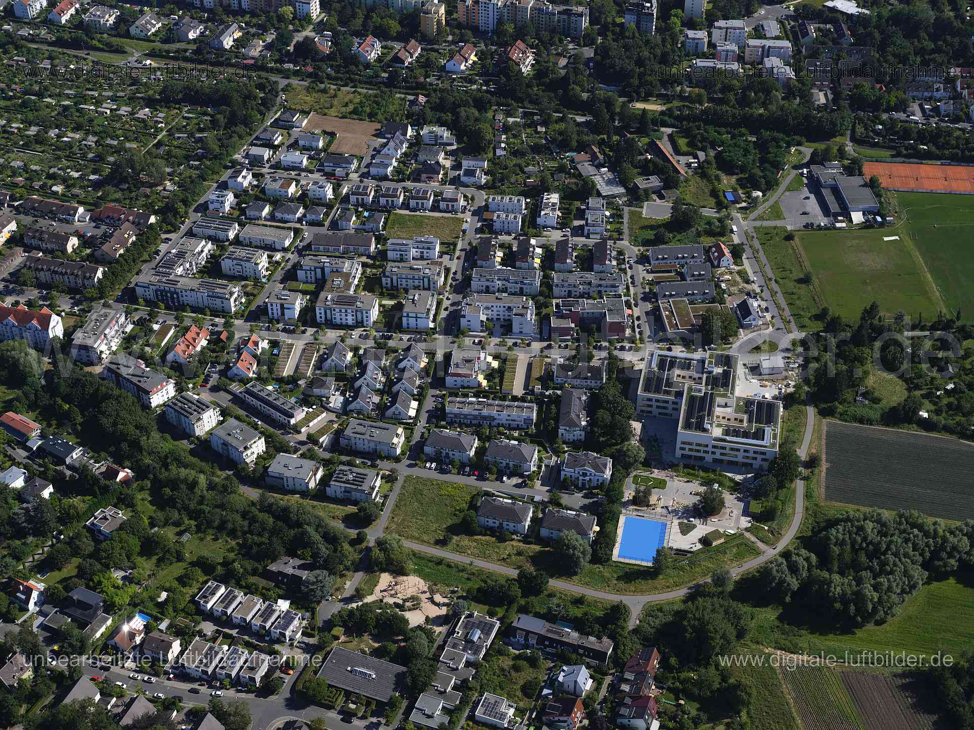 Titel: Forchheimer Straße, Bildnummer: f553920, Ort / Stadt: Nürnberg, (Land)Kreis: kreisfreie Stadt Nürnberg, Regierungsbezirk: Mittelfranken, Bundesland: Bayern, Aufnahmedatum: 11.08.2024, Schlagwörter: Deutschland, 90425, Forchheimer Straße, Friedrich-Bock-Straße, Gerhard-von-Rad-Straße, Greifswalder Straße, Hermann-Kesten-Ring, Karl-May-Weg, Kieler Straße, Lerchenstraße, Michael-Mathias-Prechtl-Straße, Nürnberg, Oskar-Maria-Graf-Straße, Pinzberger Weg, Saßnitzer Straße, Stralsunder Straße, W