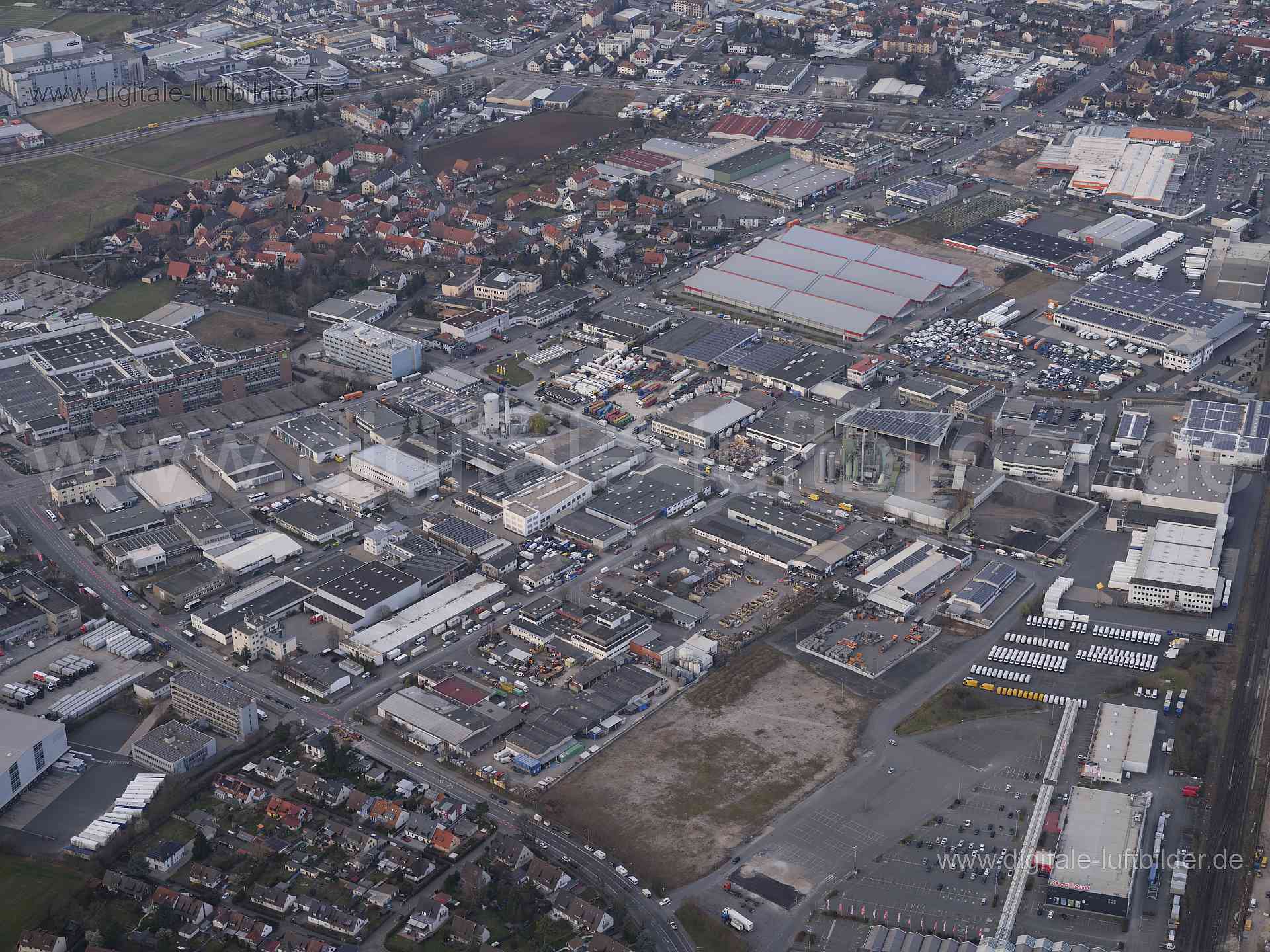 Titel: Gewerbegebiet, Bildnummer: f530390, Ort / Stadt: Nürnberg, (Land)Kreis: kreisfreie Stadt Nürnberg, Regierungsbezirk: Mittelfranken, Bundesland: Bayern, Aufnahmedatum: 09.03.2024, Schlagwörter: Deutschland, 90431, Erichstraße, Flachslander Straße, Höfener Straße, Lenkersheimer Straße, Nürnberg, Philippstraße, Sigmundstraße, Virnsberger Straße, Weikershofer Straße, Gewerbegebiet, Lagerhallen, Produktionshallen, Gewerbeimmobilien, Höfen, Leyh, Monat: März, Jahreszeit: Frühling, Tageszeit: Na