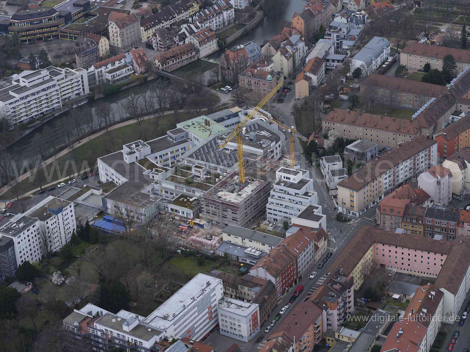 Titel: Hallerwiese, Bildnummer: f540240, Ort / Stadt: Nürnberg, (Land)Kreis: kreisfreie Stadt Nürnberg, Regierungsbezirk: Mittelfranken, Bundesland: Bayern, Aufnahmedatum: 10.03.2024, Schlagwörter: Deutschland, 90419, Burgschmietstraße, Campestraße, Großweidenmühlstraße, Hallerwiese, Johannisstraße, Kleinweidenmühle, Lange Zeile, Lindengasse, Nürnberg, Riesenschritt, Sankt-Johannis-Mühlgasse, Kleinweidenmühle, Hallerwiese, Baustelle, Kran, Pegnitz, Krankenhaus, Großweidenmühle, Monat: März, Jahr