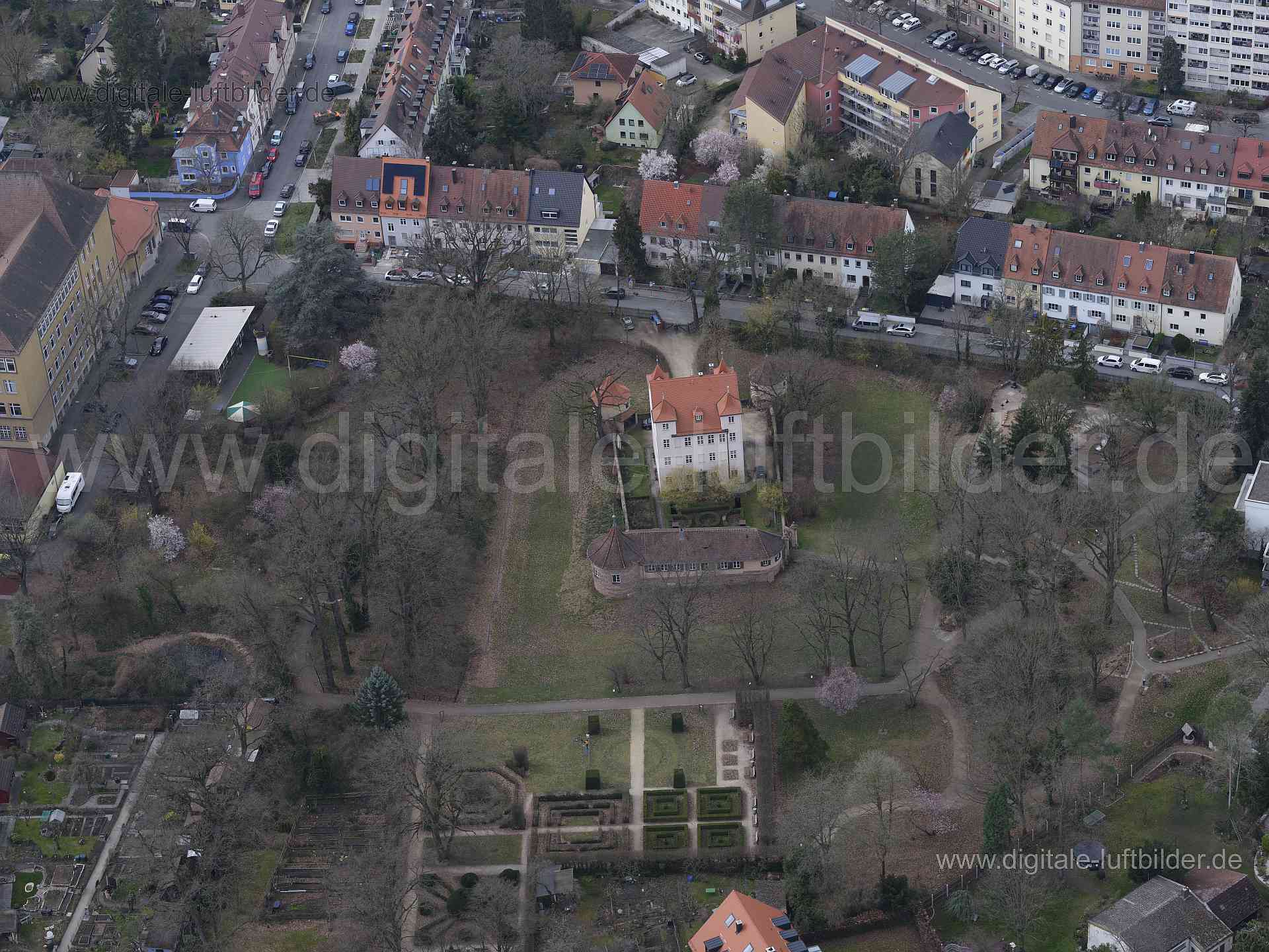 Titel: Hummelsteiner Schloss, Bildnummer: f540740, Ort / Stadt: Nürnberg, (Land)Kreis: kreisfreie Stadt Nürnberg, Regierungsbezirk: Mittelfranken, Bundesland: Bayern, Aufnahmedatum: 10.03.2024, Schlagwörter: Deutschland, 90461, Kleestraße, Langobardenstraße, Normannenstraße, Nürnberg, Schönweißstraße, Sperberstraße, Hummelsteiner Schloss, Patritzier Schloss, Patrizierschloss, Südstadt, Schlossgarten, Garten, Monat: März, Jahreszeit: Frühling, Tageszeit: Mittag, Jahr: 2024, Flug ID: 20240310, Bil