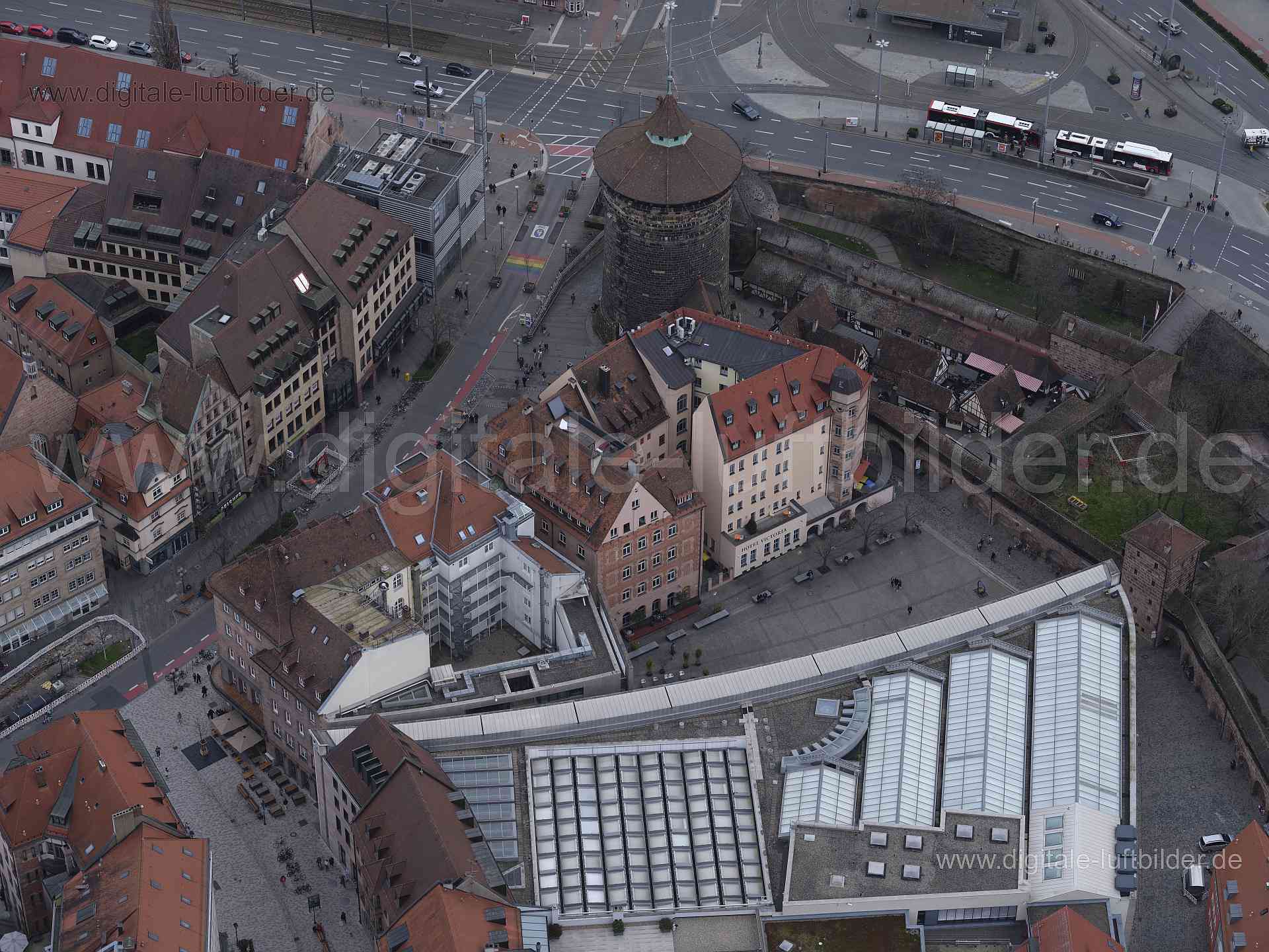 Titel: Klarissenplatz, Bildnummer: f540430, Ort / Stadt: Nürnberg, (Land)Kreis: kreisfreie Stadt Nürnberg, Regierungsbezirk: Mittelfranken, Bundesland: Bayern, Aufnahmedatum: 10.03.2024, Schlagwörter: Deutschland, 90402, 90403, Hintere Sterngasse, Kartäusertor, Klarissenplatz, Königs- und Frauentorzwinger, Königstor, Königstormauer, Königstraße, Laufertormauer, Luitpoldstraße, Neutormauer, Nürnberg, Victoria Hotel, Handwerkerhof, Frauentorturm, Museum, Neues Museum, Monat: März, Jahreszeit: Früh