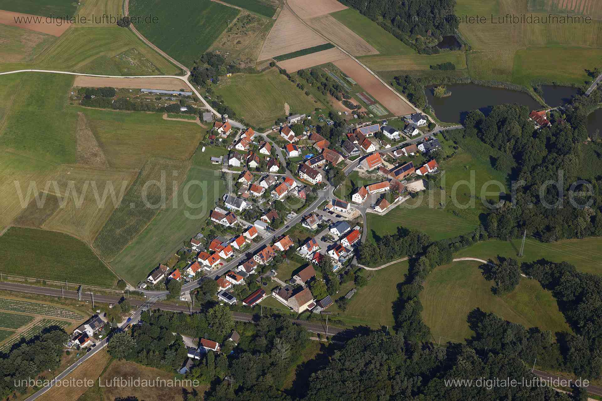 Titel: Kleingründlach, Bildnummer: c564850, Ort / Stadt: Nürnberg, (Land)Kreis: kreisfreie Stadt Nürnberg, Regierungsbezirk: Mittelfranken, Bundesland: Bayern, Aufnahmedatum: 24.08.2024, Schlagwörter: Deutschland, , Kleingründlach, Knoblauchsland, Acker, Äcker, Landwirtschft, Dorf, Monat: August, Jahreszeit: Sommer, Tageszeit: Mittag / Nachmittag, Jahr: 2024, Flug ID: 20240824, Bildstatus: unbearbeitetes Rohbild, Bildabmessung: 8192 x 5464 Pixel, Fotograf & Copyright: Oliver Acker