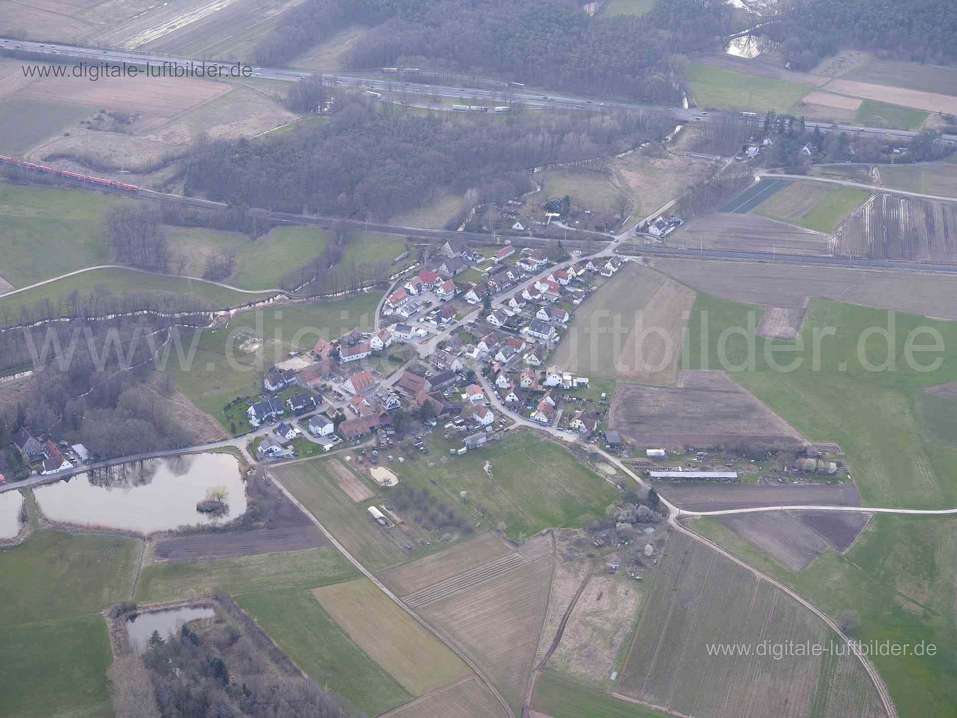 Titel: Kleingründlach, Bildnummer: f530190, Ort / Stadt: Nürnberg, (Land)Kreis: kreisfreie Stadt Nürnberg, Regierungsbezirk: Mittelfranken, Bundesland: Bayern, Aufnahmedatum: 09.03.2024, Schlagwörter: Deutschland, , Schwemmweiher, Knoblauchsland, Dorf, Zur Hohen Weide, Mittelmühlweg, Kleingründlacher Straße, Gründlach, Obermühle, Monat: März, Jahreszeit: Frühling, Tageszeit: Nachmittag, Jahr: 2024, Flug ID: 20240309, Bildstatus: unbearbeitetes Rohbild, Bildabmessung: 11648 x 8736 Pixel, Fotograf