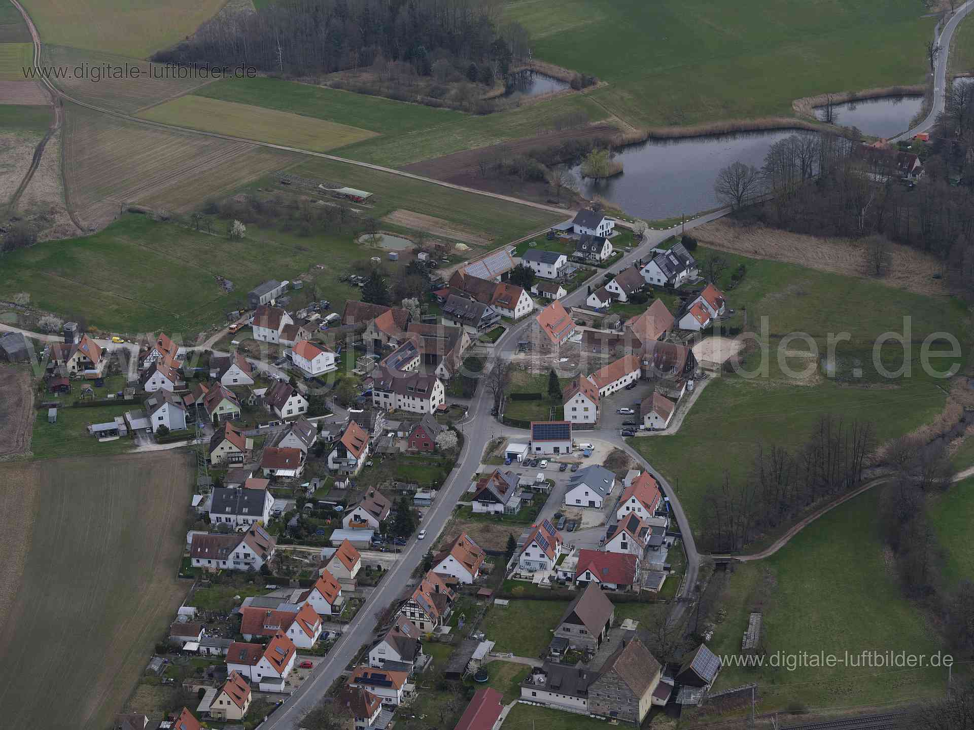 Titel: Kleingründlach, Bildnummer: f541210, Ort / Stadt: Nürnberg, (Land)Kreis: kreisfreie Stadt Nürnberg, Regierungsbezirk: Mittelfranken, Bundesland: Bayern, Aufnahmedatum: 10.03.2024, Schlagwörter: Deutschland, Zur Hohen Weide, Kleingründlach, Knoblauchsland, Schwemmweiher, Mühlweiher, Monat: März, Jahreszeit: Frühling, Tageszeit: Mittag, Jahr: 2024, Flug ID: 20240310, Bildstatus: unbearbeitetes Rohbild, Bildabmessung: 11648 x 8736 Pixel, Fotograf & Copyright: Oliver Acker