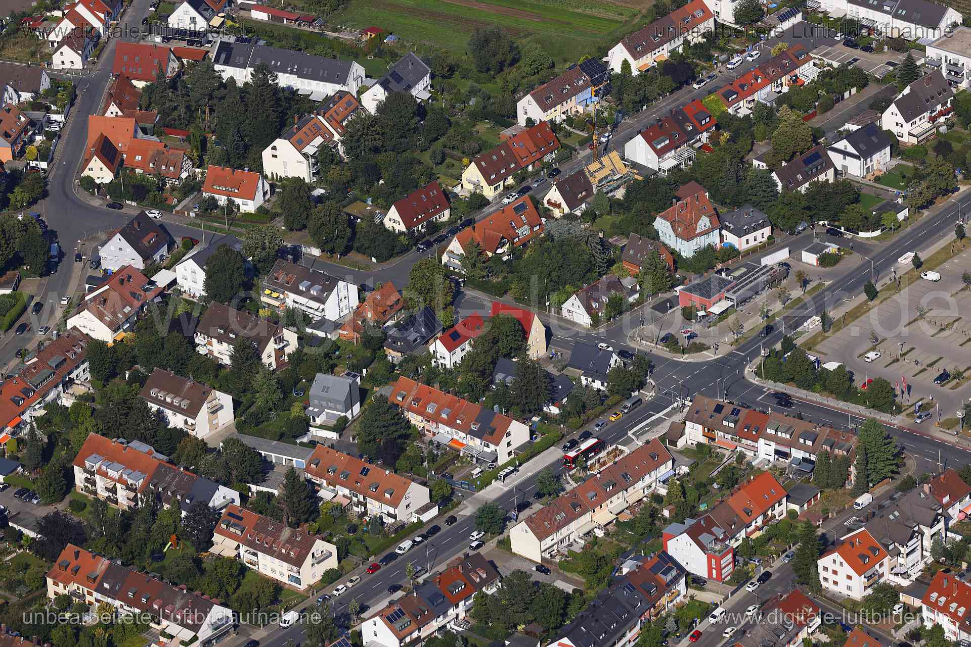 Titel: Kleinreuther Weg, Bildnummer: c564170, Ort / Stadt: Nürnberg, (Land)Kreis: kreisfreie Stadt Nürnberg, Regierungsbezirk: Mittelfranken, Bundesland: Bayern, Aufnahmedatum: 24.08.2024, Schlagwörter: Deutschland, 90425, Gallostraße, Herrnackerstraße, Johanniterstraße, Kilianstraße, Kleinreuther Weg, Nürnberg, Von-Oelhafen-Straße, Großreuth hinter der Veste, Wohngebiet, Monat: August, Jahreszeit: Sommer, Tageszeit: Mittag / Nachmittag, Jahr: 2024, Flug ID: 20240824, Bildstatus: unbearbeitetes 