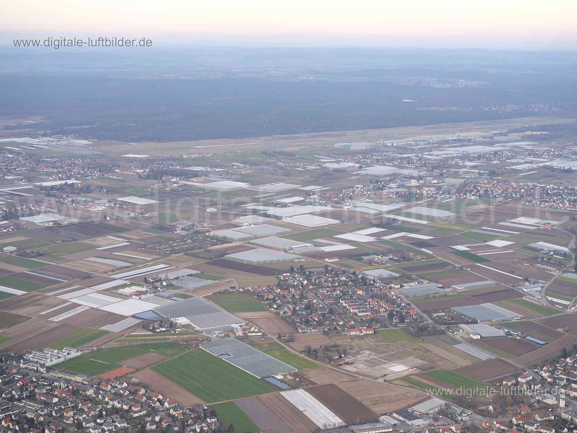 Titel: Knoblauchsland, Bildnummer: f531070, Ort / Stadt: Nürnberg, (Land)Kreis: kreisfreie Stadt Nürnberg, Regierungsbezirk: Mittelfranken, Bundesland: Bayern, Aufnahmedatum: 09.03.2024, Schlagwörter: Deutschland, 90427, 90765, Fürth, Kreuzsteinweg, Leitenfeldstraße, Mühlweg, Nürnberg, Pfandäckerstraße, Raiffeisenstraße, Rendsburger Straße, Rötenäckerstraße, Knoblauchsland, Kriegsopfersiedlung, Panorama, Horizont, Himmel, Landwirtschaft, Gewächshaus, Gewächshäuser, Monat: März, Jahreszeit: Frühl