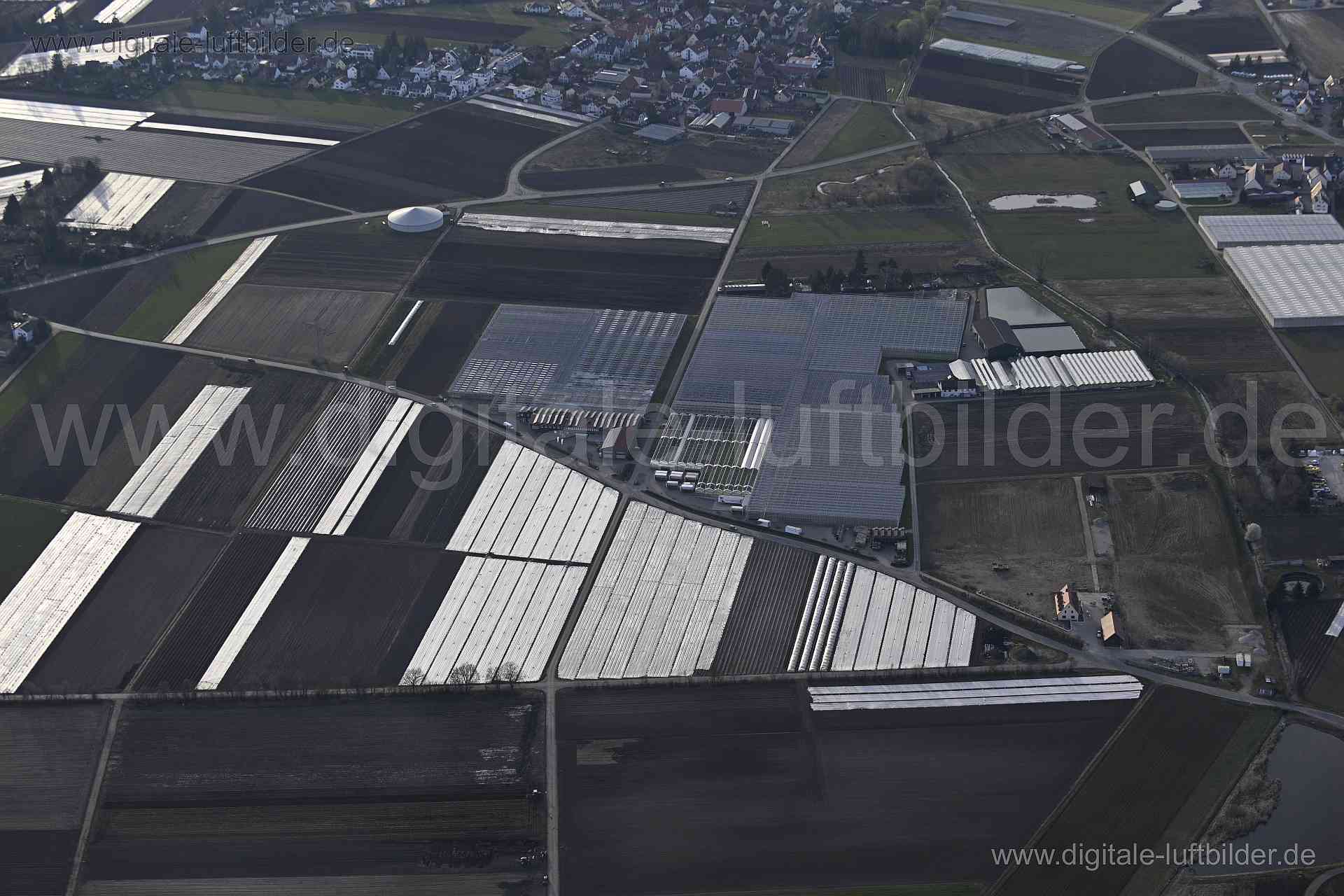 Titel: Knoblauchsland, Bildnummer: n530130, Ort / Stadt: Nürnberg, (Land)Kreis: kreisfreie Stadt Nürnberg, Regierungsbezirk: Mittelfranken, Bundesland: Bayern, Aufnahmedatum: 09.03.2024, Schlagwörter: Deutschland, , Knoblauchsland, Gewächshäuser, Gewächhaus, Landwirtschaft, Lebensmittelanbau, Panorama, , Monat: März, Jahreszeit: Frühling, Tageszeit: Nachmittag, Jahr: 2024, Flug ID: 20240309, Bildstatus: unbearbeitetes Rohbild, Bildabmessung: 8256 x 5504 Pixel, Fotograf & Copyright: Oliver Acker