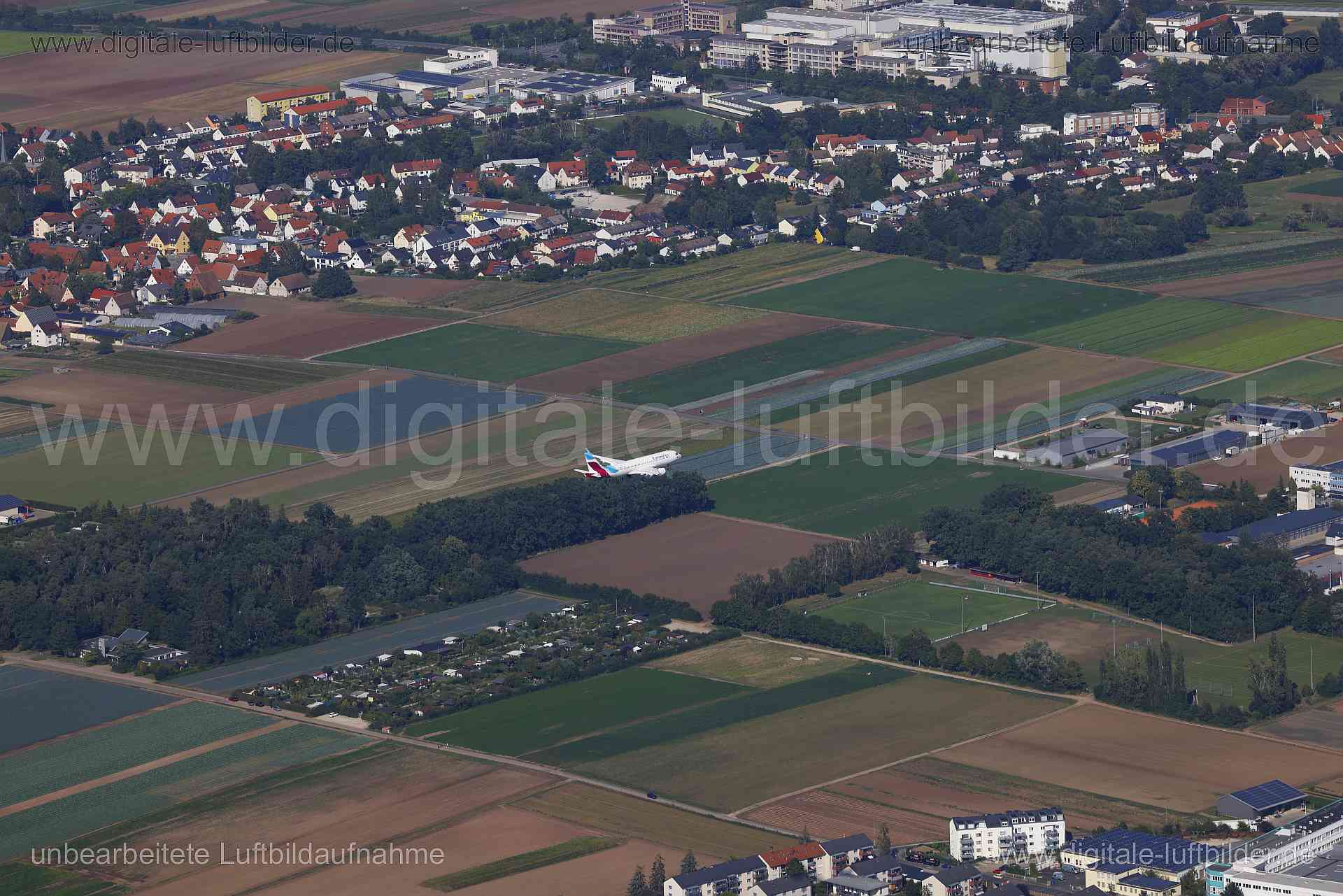 Titel: Landeanflug, Bildnummer: c564740, Ort / Stadt: Nürnberg, (Land)Kreis: kreisfreie Stadt Nürnberg, Regierungsbezirk: Mittelfranken, Bundesland: Bayern, Aufnahmedatum: 24.08.2024, Schlagwörter: Deutschland, 90427, Drechslersiedlung, Hasengasse, Herboldshofer Straße, Nürnberg, Röhrichtweg, Sacker Straße, Steinacher Straße, Landeanflug, Flugzeug, Boxdorf, Knoblauchsland, Acker, Äcker, Albrecht-Dürer-Airport, Flughaben, Eurowing, Monat: August, Jahreszeit: Sommer, Tageszeit: Mittag / Nachmittag