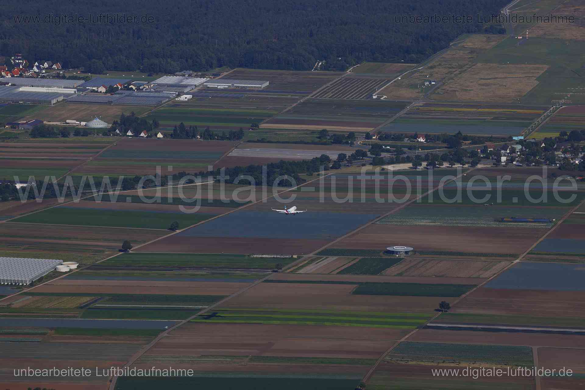 Titel: Landeanflug, Bildnummer: c564760, Ort / Stadt: Nürnberg, (Land)Kreis: kreisfreie Stadt Nürnberg, Regierungsbezirk: Mittelfranken, Bundesland: Bayern, Aufnahmedatum: 24.08.2024, Schlagwörter: Deutschland, Am Knappsteig, Am Kressenstein, Kraftshofer Hauptstraße, Landeanflug, Flugzeug, Boxdorf, Knoblauchsland, Acker, Äcker, Albrecht-Dürer-Airport, Flughaben, Eurowing, Monat: August, Jahreszeit: Sommer, Tageszeit: Mittag / Nachmittag, Jahr: 2024, Flug ID: 20240824, Bildstatus: unbearbeitetes 