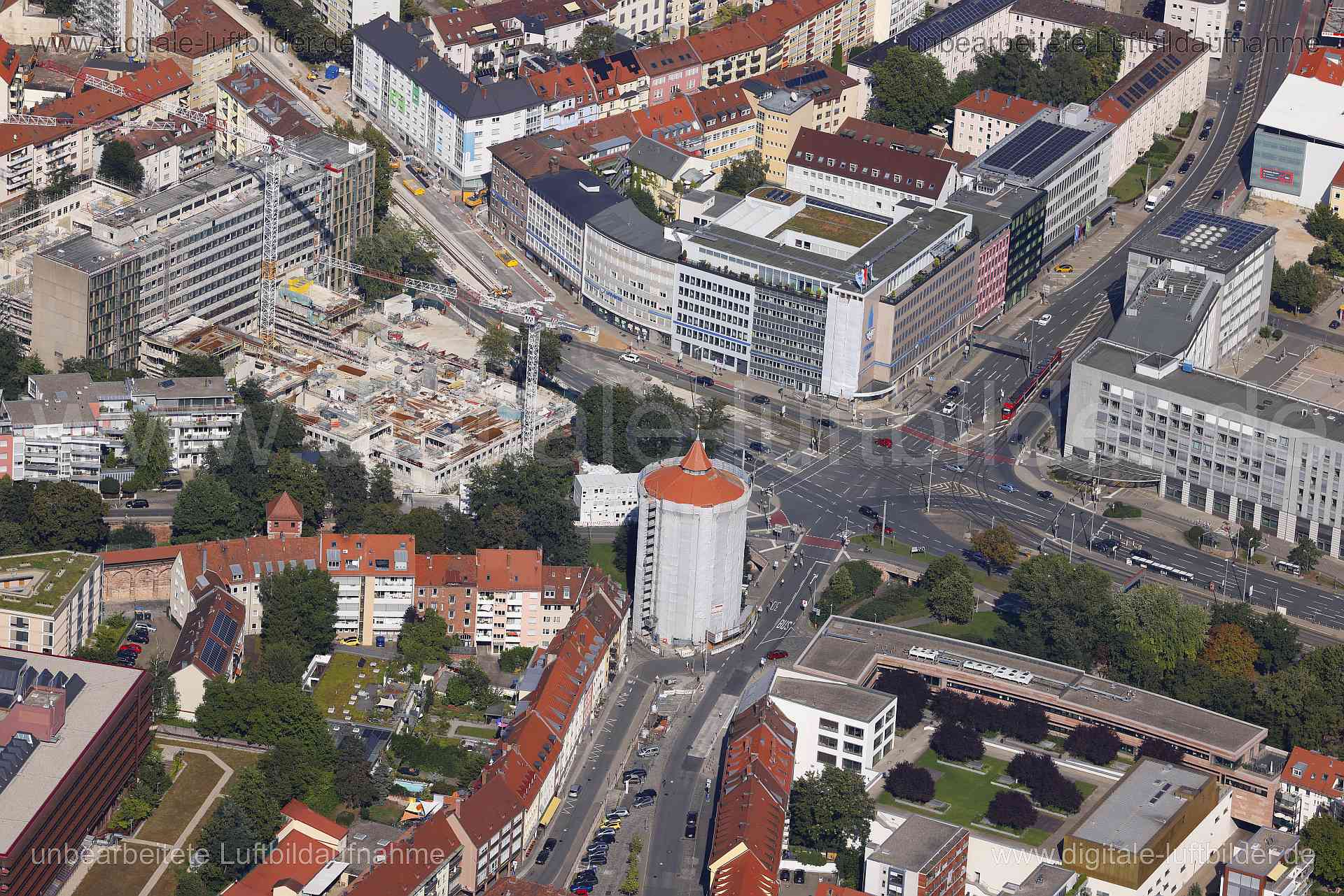Titel: Laufer Torturm, Bildnummer: c564110, Ort / Stadt: Nürnberg, (Land)Kreis: kreisfreie Stadt Nürnberg, Regierungsbezirk: Mittelfranken, Bundesland: Bayern, Aufnahmedatum: 24.08.2024, Schlagwörter: Deutschland, 90402, 90403, 90409, 90489, Bayreuther Straße, Kartäusertor, Laufertormauer, Lindenaststraße, Maxtorgraben, Maxtormauer, Neutormauer, Nürnberg, Rathenauplatz, Stuckstraße, Sulzbacher Straße, Veillodterstraße, Äußerer Laufer Platz, Laufer Torturm, Baustelle, Großbaustelle, Kran, Kräne, 