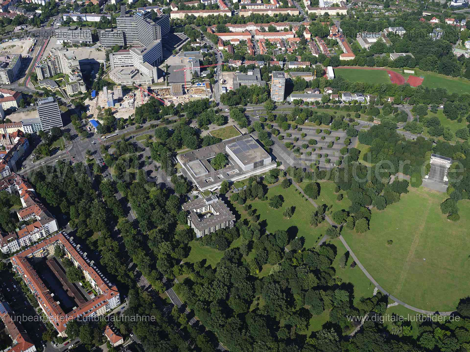 Titel: Meistersingerhalle, Bildnummer: f554550, Ort / Stadt: Nürnberg, (Land)Kreis: kreisfreie Stadt Nürnberg, Regierungsbezirk: Mittelfranken, Bundesland: Bayern, Aufnahmedatum: 11.08.2024, Schlagwörter: Deutschland, 90461, 90478, Guntherstraße, Lohengrinstraße, Münchener Straße, Nürnberg, Parsifalstraße, Platz der Opfer des Faschismus, Rankestraße, Schultheißallee, Walkürenstraße, Weddigenstraße, Wodanstraße, Meistersingerhalle, Luitpoldhain, Park, Schultheißallee, Baustelle, Neues Gymnasium, 