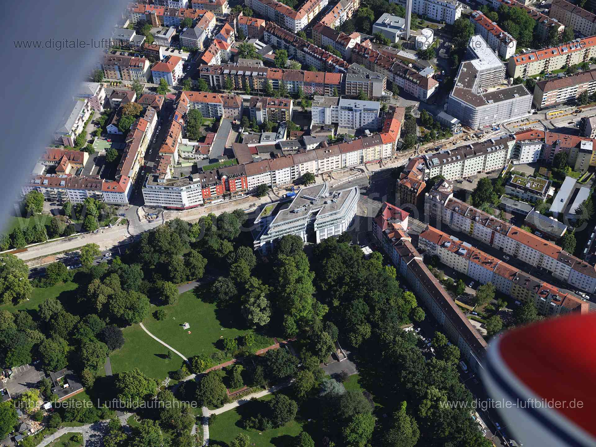 Titel: Parkside, Bildnummer: f554450, Ort / Stadt: Nürnberg, (Land)Kreis: kreisfreie Stadt Nürnberg, Regierungsbezirk: Mittelfranken, Bundesland: Bayern, Aufnahmedatum: 11.08.2024, Schlagwörter: Deutschland, 90409, 90489, Am Stadtpark, Bayreuther Straße, Ludwig-Feuerbach-Straße, Martin-Richter-Straße, Nürnberg, Pirckheimerstraße, Rennweg, Veillodterstraße, Werderstraße, Am Stadtpark, Parkside, Rennweg, Nordstadt, Baustelle, Großbaustelle, Monat: August, Jahreszeit: Sommer, Tageszeit: Mittag / Na