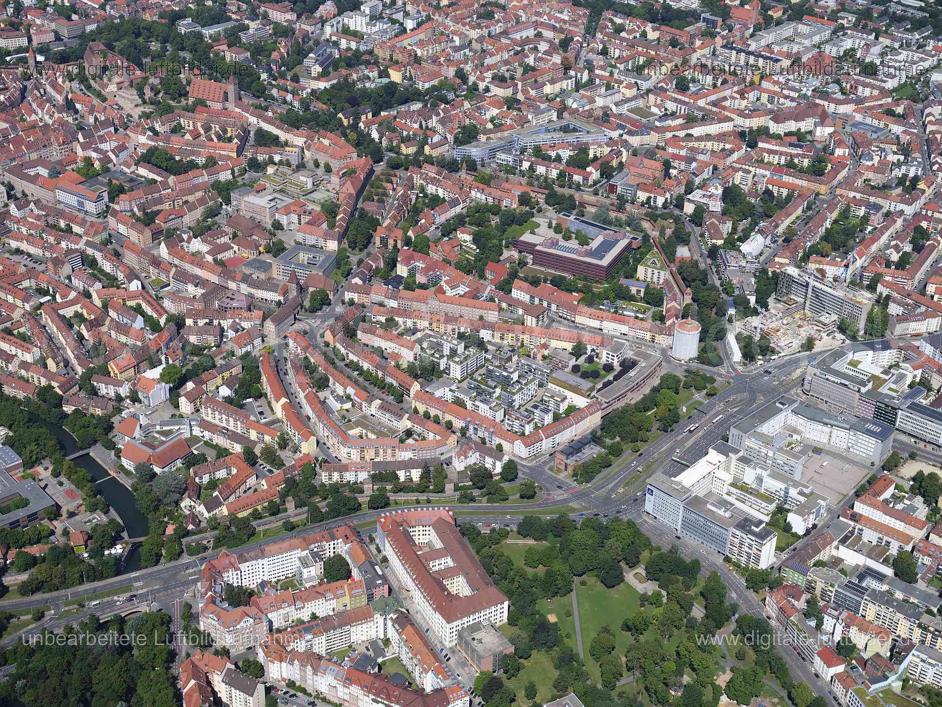 Titel: Rathenauplatz, Bildnummer: f550200, Ort / Stadt: Nürnberg, (Land)Kreis: kreisfreie Stadt Nürnberg, Regierungsbezirk: Mittelfranken, Bundesland: Bayern, Aufnahmedatum: 11.08.2024, Schlagwörter: Deutschland, 90402, 90403, 90489, Am Katharinenkloster, Am Laufer Schlagturm, Am Sand, Andreij-Sacharow-Platz, Beckschlagergasse, Egidienplatz, Emilienstraße, Fischergasse, Georg-Strobel-Straße, Gewerbemuseumsplatz, Grübelstraße, Harmoniestraße, Hintere Insel Schütt, Hirschelgasse, Hübnersplatz, Inn