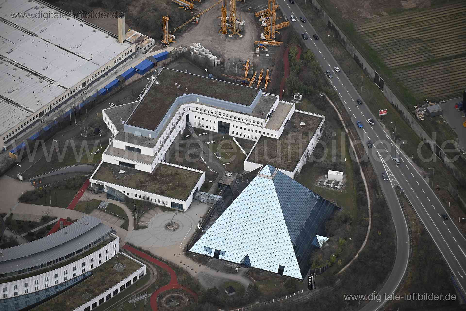 Titel: Schön Klinik, Bildnummer: n531110, Ort / Stadt: Nürnberg, (Land)Kreis: kreisfreie Stadt Nürnberg, Regierungsbezirk: Mittelfranken, Bundesland: Bayern, Aufnahmedatum: 09.03.2024, Schlagwörter: Deutschland, 90431, 90763, Europaallee, Fürth, Magazinstraße, Nürnberg, Proeslerstraße, Pyramide, Excelsior Hotel, Geometrie, Architektur, Main-Donau-Kanal, Südwesttangente, Monat: März, Jahreszeit: Frühling, Tageszeit: Nachmittag, Jahr: 2024, Flug ID: 20240309, Bildstatus: unbearbeitetes Rohbild, Bi