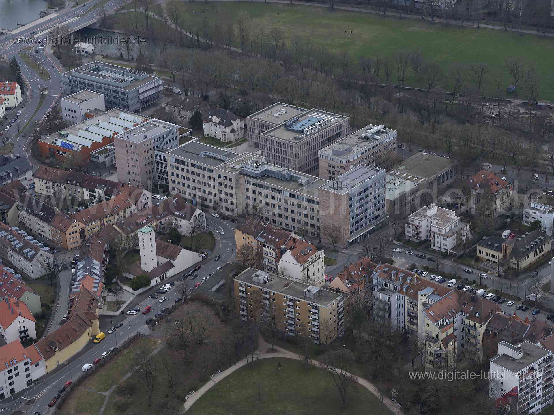 Titel: Technische Hochschule Nürnberg, Bildnummer: f540480, Ort / Stadt: Nürnberg, (Land)Kreis: kreisfreie Stadt Nürnberg, Regierungsbezirk: Mittelfranken, Bundesland: Bayern, Aufnahmedatum: 10.03.2024, Schlagwörter: Deutschland, 90489, Hirsvogelstraße, Keßlerplatz, Liebigstraße, Meisterleinsplatz, Nürnberg, Prinzregentenufer, Schranke, Wassertorstraße, Wollentorstraße, Wöhrder Hauptstraße, Wöhrder Kreuzgasse, Wöhrder Wollengasse, Technische Hochschule Nürnberg, TH, Wöhrder Wiese, Cramer-Klett-P