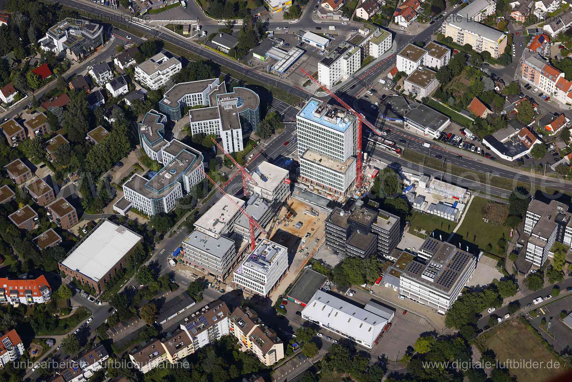 Titel: Thon Plaza, Bildnummer: c564180, Ort / Stadt: Nürnberg, (Land)Kreis: kreisfreie Stadt Nürnberg, Regierungsbezirk: Mittelfranken, Bundesland: Bayern, Aufnahmedatum: 24.08.2024, Schlagwörter: Deutschland, 90425, Am Thoner Espan, Erlanger Straße, Forchheimer Straße, Kilianstraße, Lerchenstraße, Nürnberg, Pretzfelder Straße, Äußere Bucher Straße, Thon Plaza, Tauber Bau, Baustelle, Großbaustelle, Kran, Kräne, Köster bau, Thon, Müller Verlag, Monat: August, Jahreszeit: Sommer, Tageszeit: Mittag