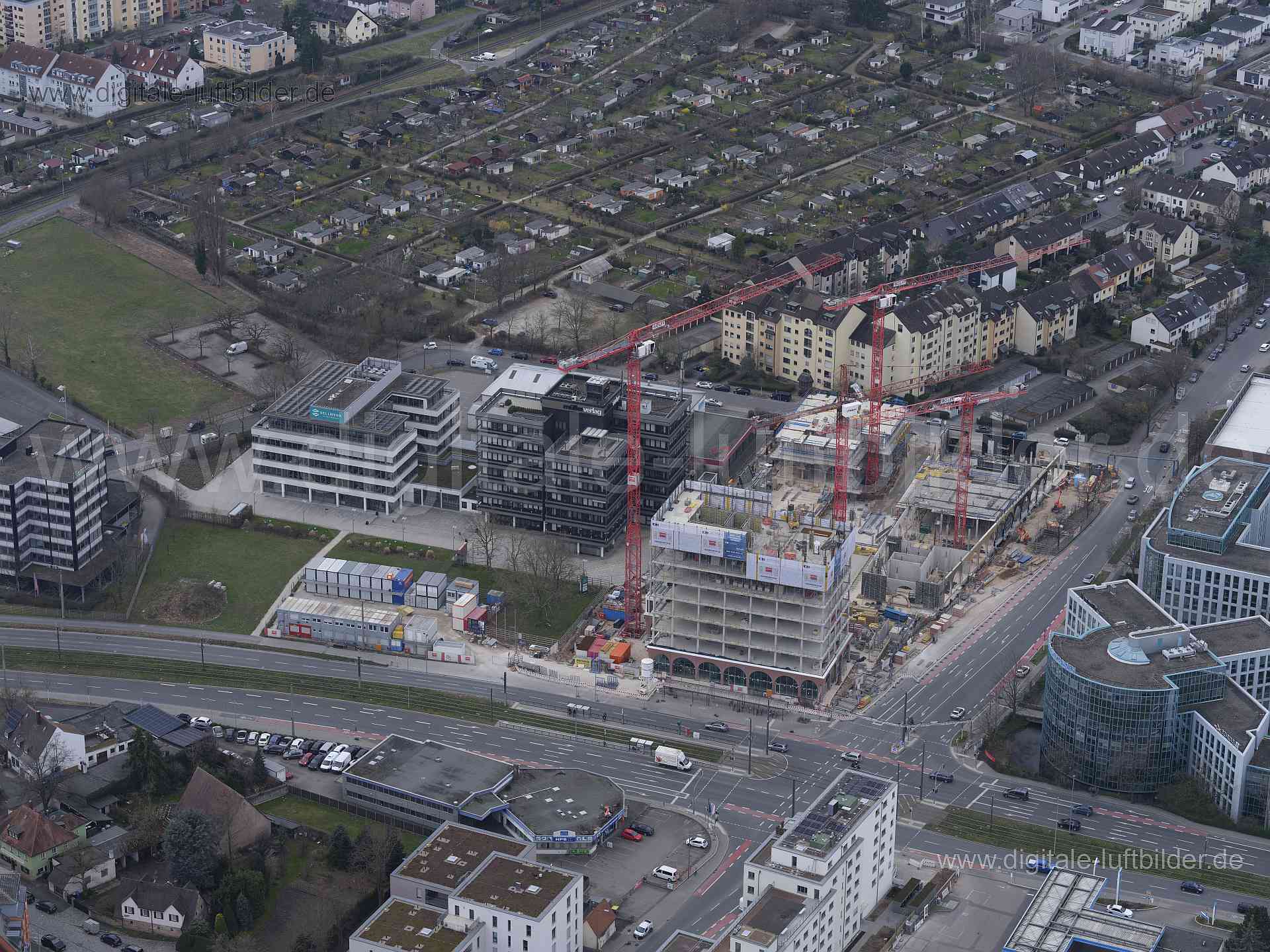 Titel: Thon Plaza, Bildnummer: f540180, Ort / Stadt: Nürnberg, (Land)Kreis: kreisfreie Stadt Nürnberg, Regierungsbezirk: Mittelfranken, Bundesland: Bayern, Aufnahmedatum: 10.03.2024, Schlagwörter: Deutschland, 90425, Forchheimer Straße, Nürnberg, Pretzfelder Straße, Äußere Bucher Straße, Thon Plaza, Baustelle, Müller Verlag, Baustelle, Großbaustelle, Krank, Krne, Gerüst, Gerüstbau, Köster, Kösterbau, Sontowski & Partner, S&P Commerical Development, Hünnenbeck, Monat: März, Jahreszeit: Frühling, 