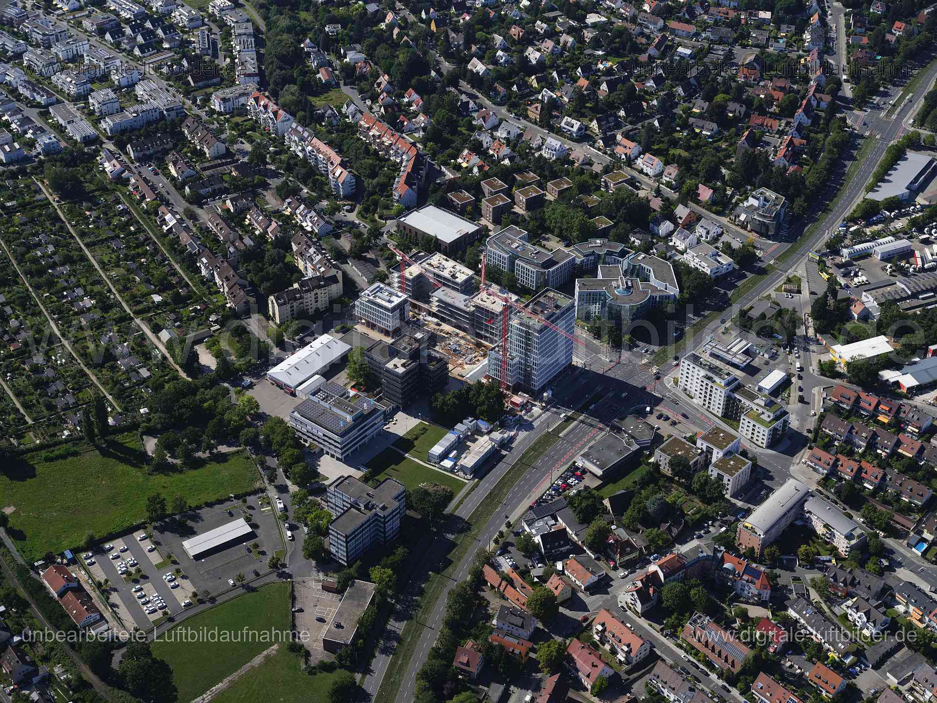 Titel: Thon Plaza, Bildnummer: f553940, Ort / Stadt: Nürnberg, (Land)Kreis: kreisfreie Stadt Nürnberg, Regierungsbezirk: Mittelfranken, Bundesland: Bayern, Aufnahmedatum: 11.08.2024, Schlagwörter: Deutschland, 90425, Am Thoner Espan, Erlanger Straße, Forchheimer Straße, Kilianstraße, Lerchenstraße, Michaelstraße, Nürnberg, Olafstraße, Oskar-Maria-Graf-Straße, Pinzberger Weg, Pretzfelder Straße, Stralsunder Straße, Von-Oelhafen-Straße, Äußere Bucher Straße, Thon Plaza, Tauber Bau, Baustelle, Groß