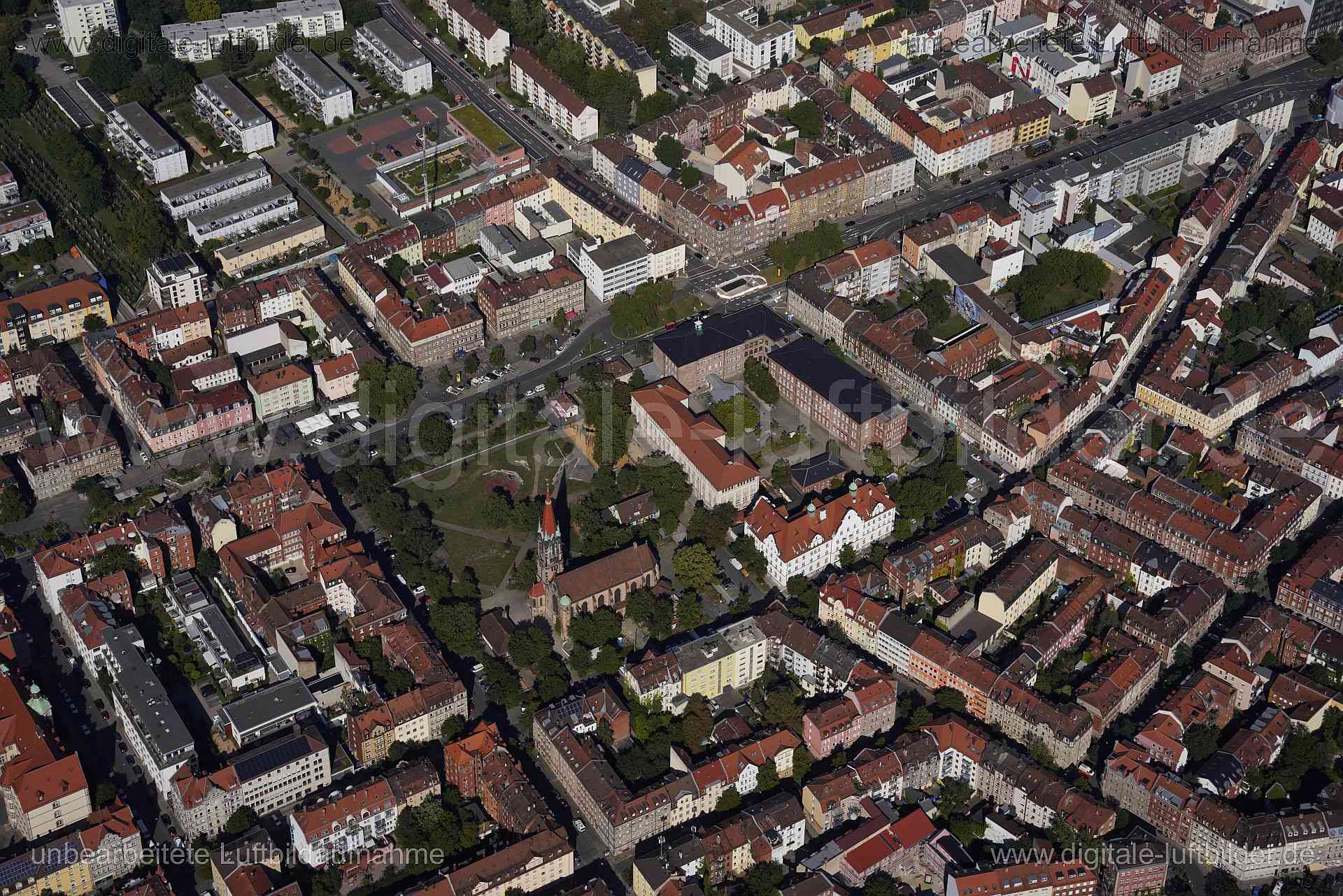 Titel: Veit-Stoß-Platz, Bildnummer: s562160, Ort / Stadt: Nürnberg, (Land)Kreis: kreisfreie Stadt Nürnberg, Regierungsbezirk: Mittelfranken, Bundesland: Bayern, Aufnahmedatum: 24.08.2024, Schlagwörter: Deutschland, 90429, Adam-Klein-Straße, Austraße, Bärenschanzstraße, Denisstraße, Dr.-Heinz-Sebiger-Straße, Eberhardshofstraße, Friedrich-Bergold-Weg, Fürther Straße, Glockendonstraße, Jamnitzerstraße, Kernstraße, Mannertstraße, Müllnerstraße, Nürnberg, Obere Seitenstraße, Oskar-Schindler-Straße, P