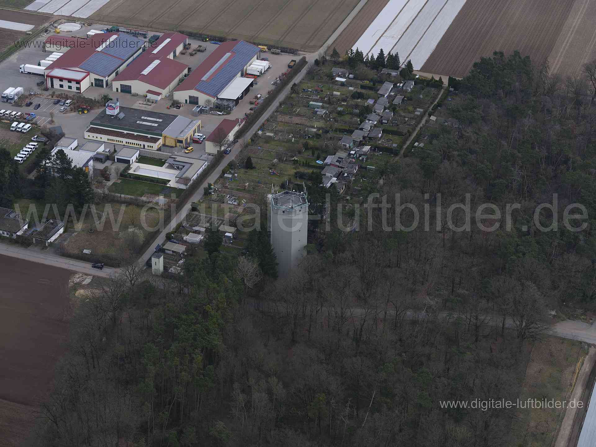 Titel: Wasserturm Boxdorf, Bildnummer: f541120, Ort / Stadt: Nürnberg, (Land)Kreis: kreisfreie Stadt Nürnberg, Regierungsbezirk: Mittelfranken, Bundesland: Bayern, Aufnahmedatum: 10.03.2024, Schlagwörter: Deutschland, 90427, Boxbergweg, Nürnberg, Boxwald, Wasserturm Boxdorf, Kleingartenanlage, Schrebergarten, Knoblauchsland, Monat: März, Jahreszeit: Frühling, Tageszeit: Mittag, Jahr: 2024, Flug ID: 20240310, Bildstatus: unbearbeitetes Rohbild, Bildabmessung: 11648 x 8736 Pixel, Fotograf & Copyri