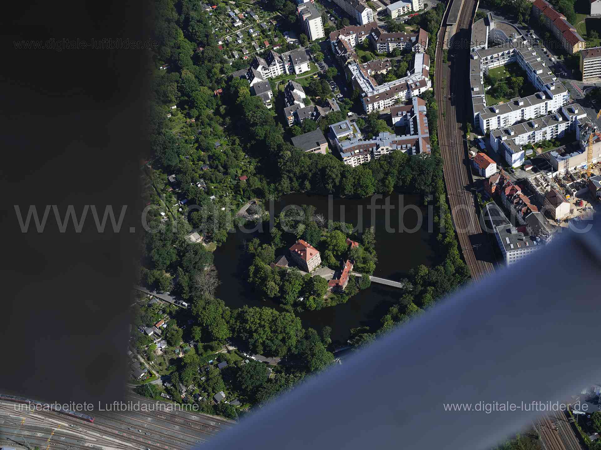 Titel: Zeltnerschloss, Bildnummer: f554630, Ort / Stadt: Nürnberg, (Land)Kreis: kreisfreie Stadt Nürnberg, Regierungsbezirk: Mittelfranken, Bundesland: Bayern, Aufnahmedatum: 11.08.2024, Schlagwörter: Deutschland, 90478, 90480, Gleißhammerstraße, Gottfriedstraße, Nürnberg, Philipp-Kittler-Straße, Schloßstraße, Theklastraße, Zeltnerschloss, Wasserschluss, Gleißhammer, Kleingartenverein Baggerloch, TC Goldbahc, Kleingartenkolonie Bahngärtnerei, Schrebergarten, Schrebergärten, Monat: August, Jahres