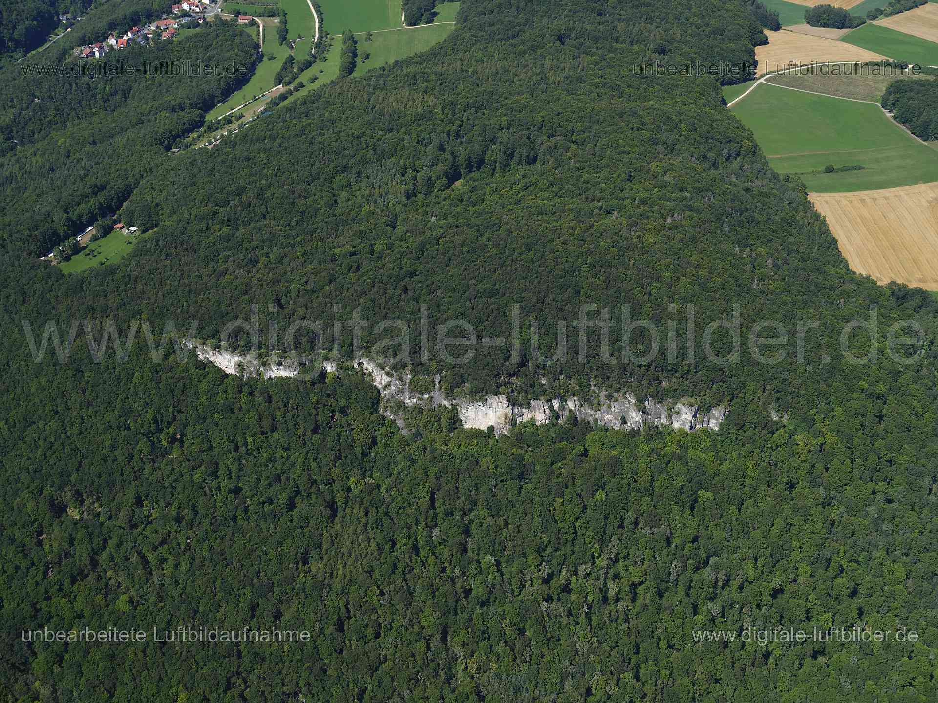 Titel: Röthelfeld - Eberhardstein, Bildnummer: f553500, Ort / Stadt: Pretzfeld, (Land)Kreis: Landkreis Forchheim, Regierungsbezirk: Oberfranken, Bundesland: Bayern, Aufnahmedatum: 11.08.2024, Schlagwörter: Deutschland, , Röthelfeld - Eberhardstein, Felsen, Hang, Felswand, Fränkische Schweiz, Wald, Forst, Natur, Monat: August, Jahreszeit: Sommer, Tageszeit: Mittag / Nachmittag, Jahr: 2024, Flug ID: 20240811, Bildstatus: unbearbeitetes Rohbild, Bildabmessung: 11648 x 8736 Pixel, Fotograf & Copyrig