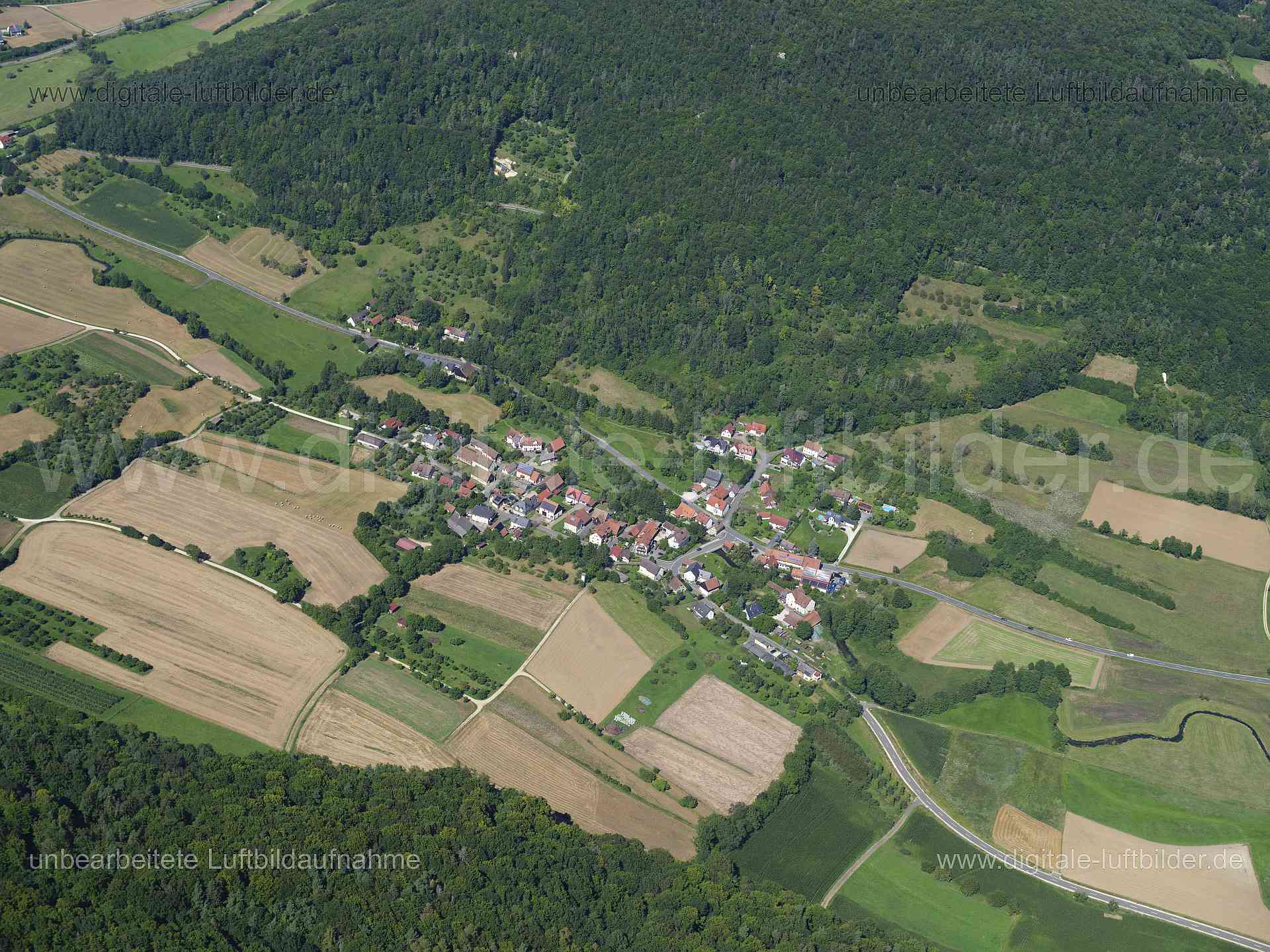 Titel: Unterzaunsbach, Bildnummer: f553530, Ort / Stadt: Pretzfeld, (Land)Kreis: Landkreis Forchheim, Regierungsbezirk: Oberfranken, Bundesland: Bayern, Aufnahmedatum: 11.08.2024, Schlagwörter: Deutschland, , Unterzaunsbach, Dorf, Tal, Fränkische Schweiz, Monat: August, Jahreszeit: Sommer, Tageszeit: Mittag / Nachmittag, Jahr: 2024, Flug ID: 20240811, Bildstatus: unbearbeitetes Rohbild, Bildabmessung: 11648 x 8736 Pixel, Fotograf & Copyright: Oliver Acker