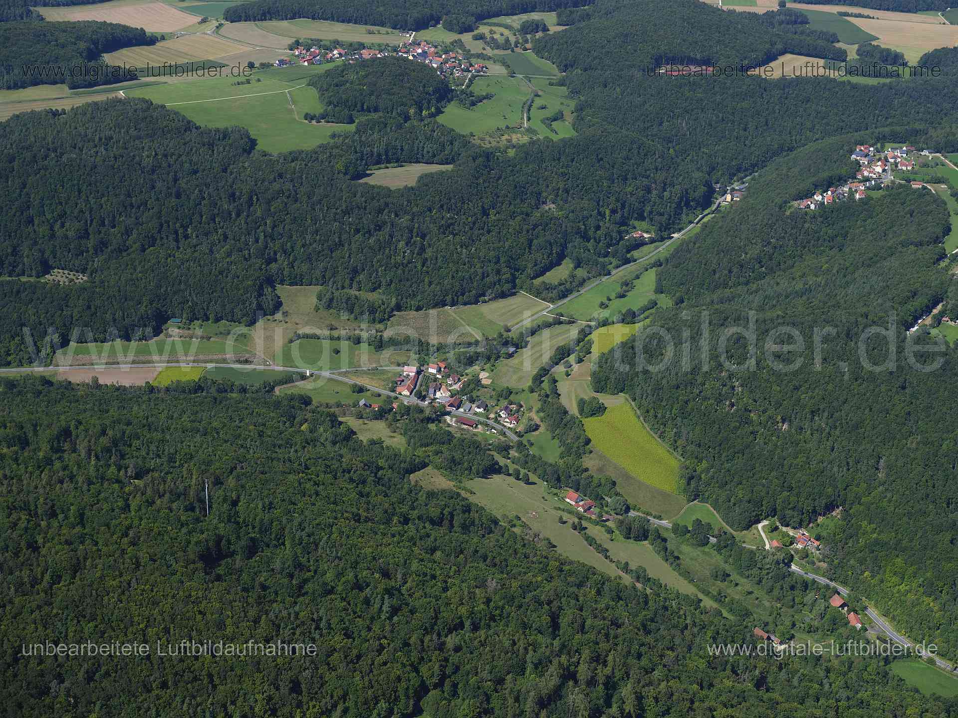 Titel: Urspring, Bildnummer: f553520, Ort / Stadt: Pretzfeld, (Land)Kreis: Landkreis Forchheim, Regierungsbezirk: Oberfranken, Bundesland: Bayern, Aufnahmedatum: 11.08.2024, Schlagwörter: Deutschland, , Urspring, Dorf, Tal, Fränkische Schweiz, Monat: August, Jahreszeit: Sommer, Tageszeit: Mittag / Nachmittag, Jahr: 2024, Flug ID: 20240811, Bildstatus: unbearbeitetes Rohbild, Bildabmessung: 11648 x 8736 Pixel, Fotograf & Copyright: Oliver Acker