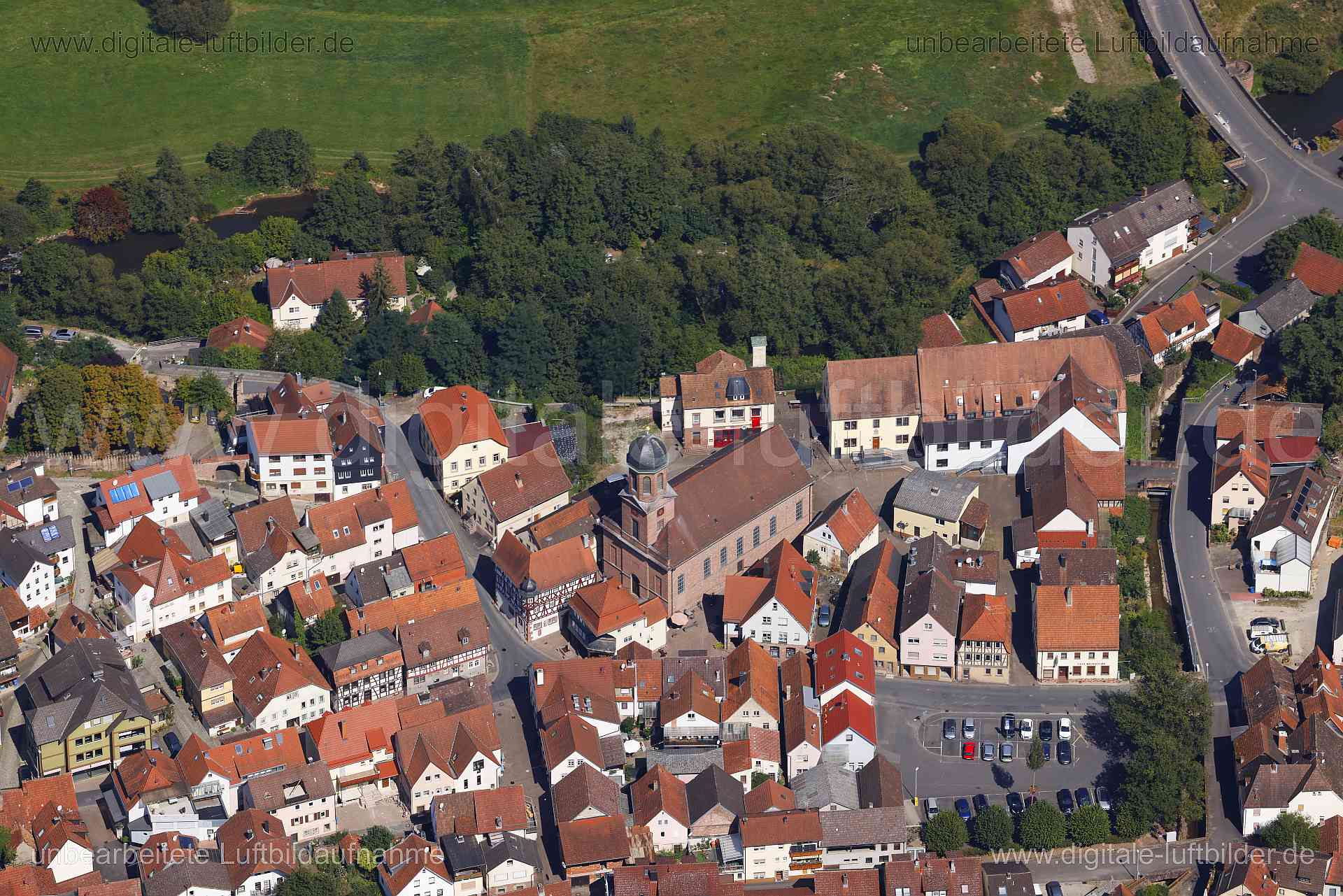 Titel: Rieneck, Bildnummer: c563010, Ort / Stadt: Rieneck, (Land)Kreis: Landkreis Main-Spessart, Regierungsbezirk: Unterfranken, Bundesland: Bayern, Aufnahmedatum: 24.08.2024, Schlagwörter: Deutschland, , Rieneck, Kirche, Pfarrkirche St. Johannes der Taufer, Monat: August, Jahreszeit: Sommer, Tageszeit: Mittag / Nachmittag, Jahr: 2024, Flug ID: 20240824, Bildstatus: unbearbeitetes Rohbild, Bildabmessung: 8192 x 5464 Pixel, Fotograf & Copyright: Oliver Acker
