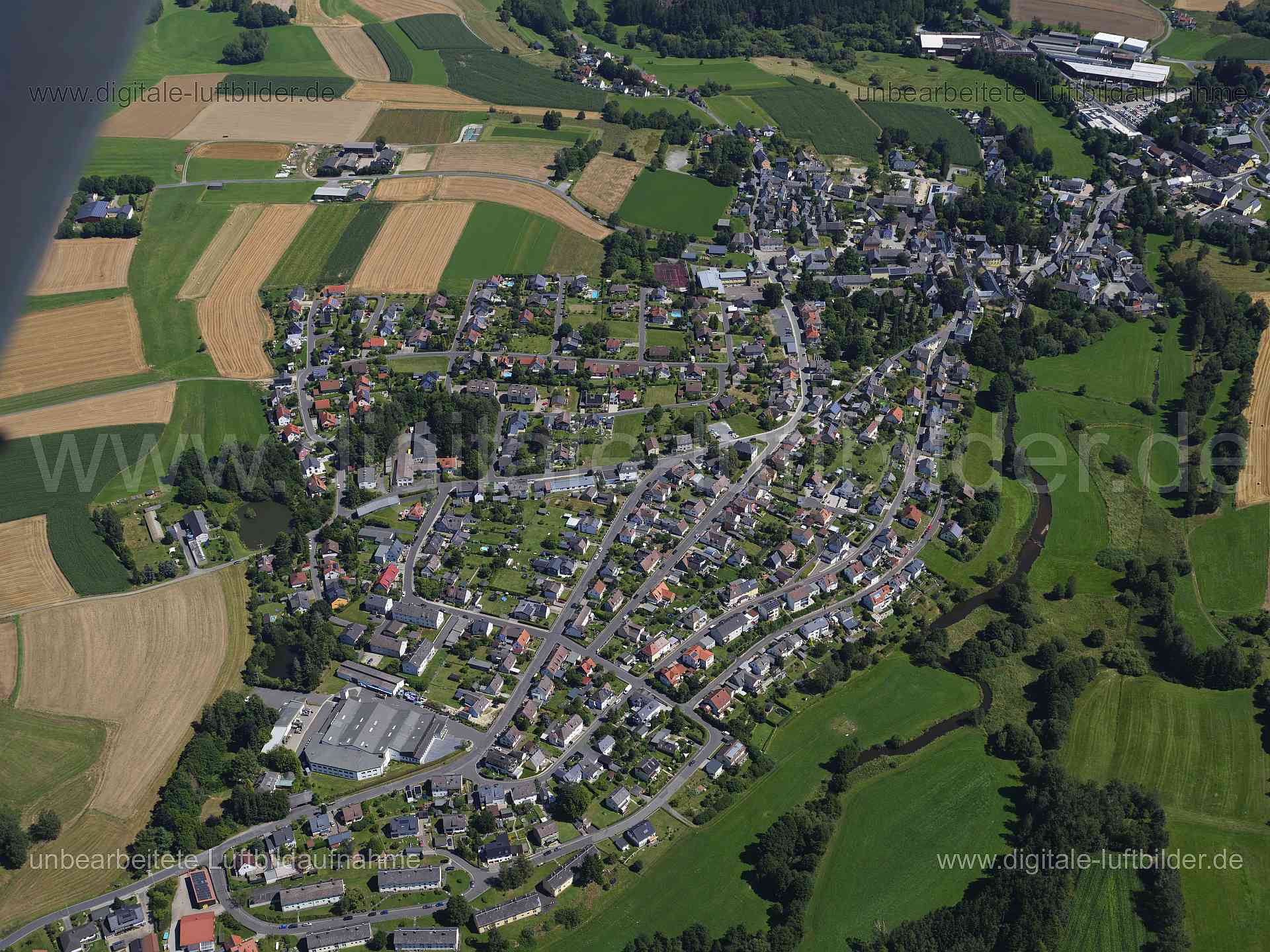 Titel: Röslau, Bildnummer: f551360, Ort / Stadt: Röslau, (Land)Kreis: Landkreis Wunsiedel im Fichtelgebirge, Regierungsbezirk: Oberfranken, Bundesland: Bayern, Aufnahmedatum: 11.08.2024, Schlagwörter: Deutschland, , Roslau, Monat: August, Jahreszeit: Sommer, Tageszeit: Mittag / Nachmittag, Jahr: 2024, Flug ID: 20240811, Bildstatus: unbearbeitetes Rohbild, Bildabmessung: 11648 x 8736 Pixel, Fotograf & Copyright: Oliver Acker