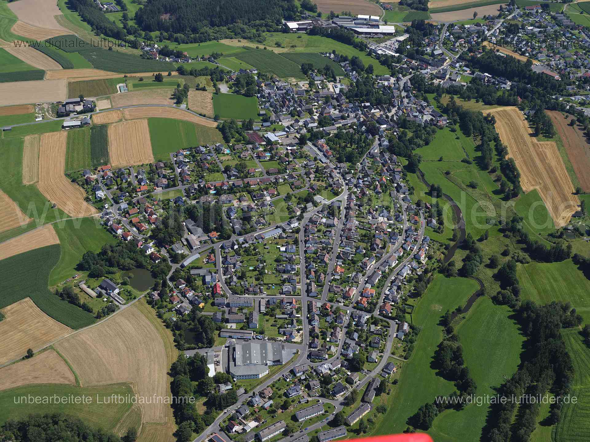 Titel: Röslau, Bildnummer: f551370, Ort / Stadt: Röslau, (Land)Kreis: Landkreis Wunsiedel im Fichtelgebirge, Regierungsbezirk: Oberfranken, Bundesland: Bayern, Aufnahmedatum: 11.08.2024, Schlagwörter: Deutschland, , Roslau, Monat: August, Jahreszeit: Sommer, Tageszeit: Mittag / Nachmittag, Jahr: 2024, Flug ID: 20240811, Bildstatus: unbearbeitetes Rohbild, Bildabmessung: 11648 x 8736 Pixel, Fotograf & Copyright: Oliver Acker