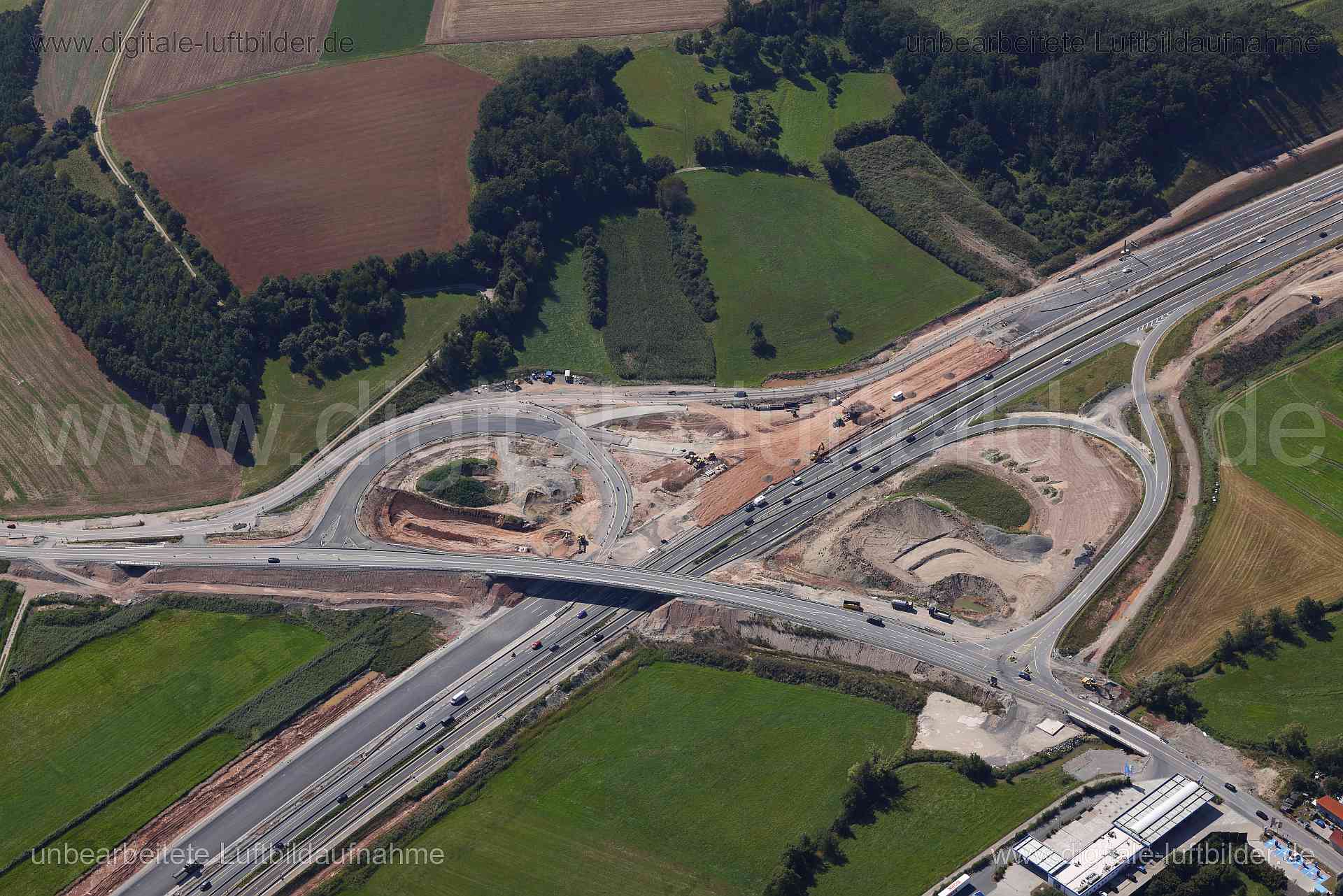 Titel: Anschlussstelle Schlüsselfeld, Bildnummer: c563540, Ort / Stadt: Schlüsselfeld, (Land)Kreis: Landkreis Bamberg, Regierungsbezirk: Oberfranken, Bundesland: Bayern, Aufnahmedatum: 24.08.2024, Schlagwörter: Deutschland, , Anschlussstelle Schlüsselfeld, Autobahn, Autobahn A3, BAB3, Schlüsselfeld, Baustelle, Großbaustelle, Monat: August, Jahreszeit: Sommer, Tageszeit: Mittag / Nachmittag, Jahr: 2024, Flug ID: 20240824, Bildstatus: unbearbeitetes Rohbild, Bildabmessung: 8192 x 5464 Pixel, Fotog