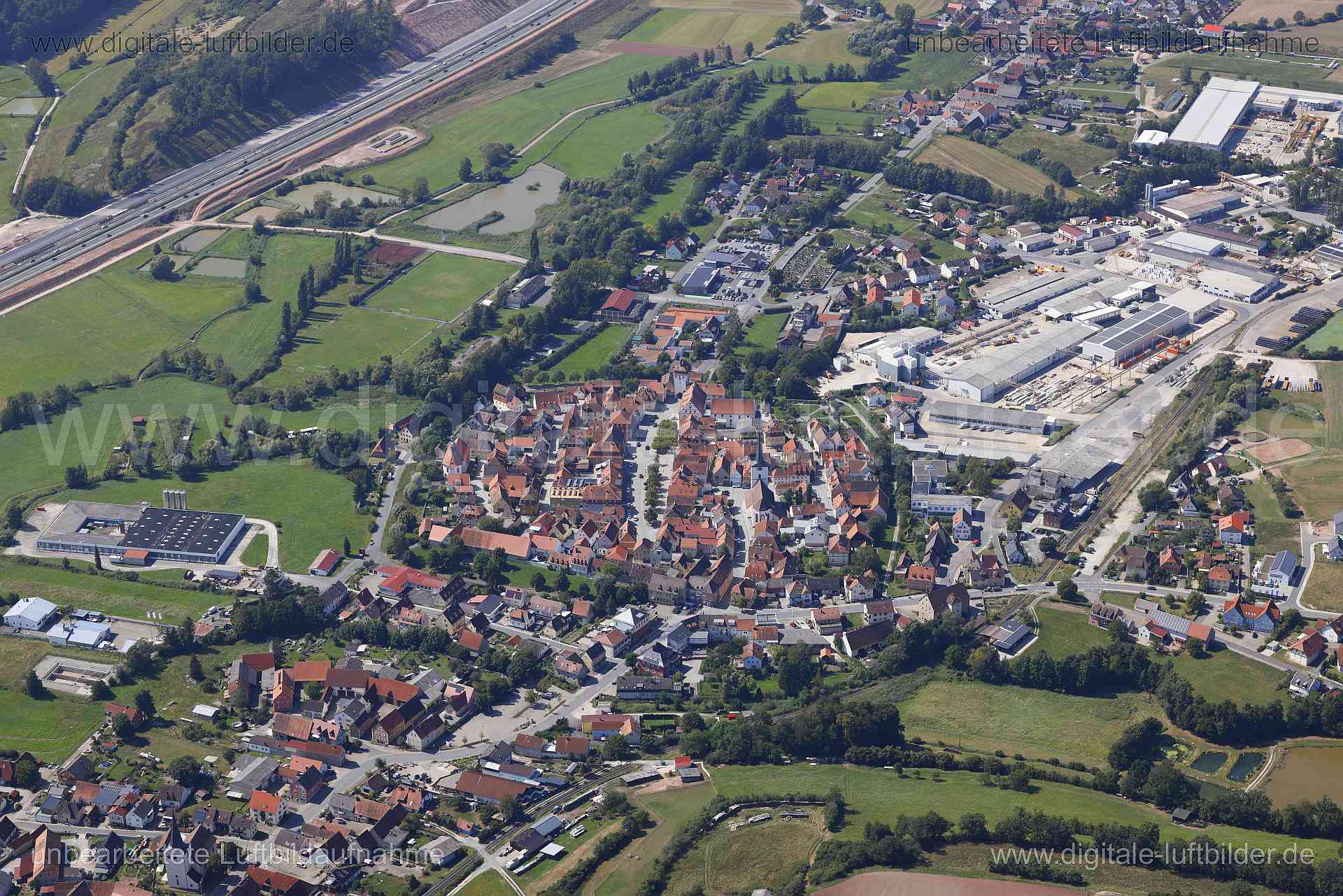 Titel: Schlüsselfeld, Bildnummer: c563510, Ort / Stadt: Schlüsselfeld, (Land)Kreis: Landkreis Bamberg, Regierungsbezirk: Oberfranken, Bundesland: Bayern, Aufnahmedatum: 24.08.2024, Schlagwörter: Deutschland, , Altstadt, Monat: August, Jahreszeit: Sommer, Tageszeit: Mittag / Nachmittag, Jahr: 2024, Flug ID: 20240824, Bildstatus: unbearbeitetes Rohbild, Bildabmessung: 8192 x 5464 Pixel, Fotograf & Copyright: Oliver Acker