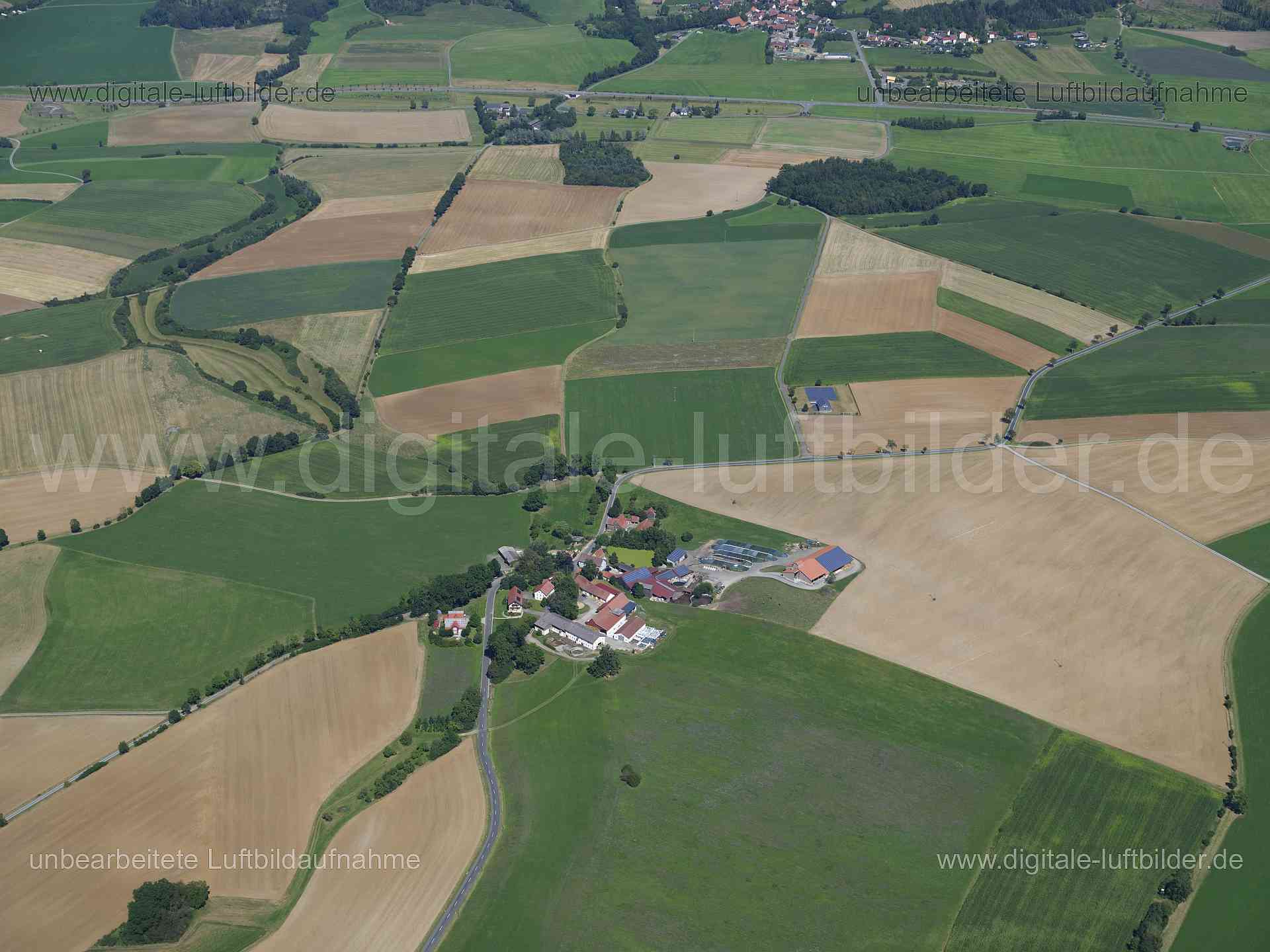 Titel: Rugendorf-Eisenwind, Bildnummer: f552020, Ort / Stadt: Stadtsteinach, (Land)Kreis: Landkreis Kulmbach, Regierungsbezirk: Oberfranken, Bundesland: Bayern, Aufnahmedatum: 11.08.2024, Schlagwörter: Deutschland, , Eisenwind, Dorf, Monat: August, Jahreszeit: Sommer, Tageszeit: Mittag / Nachmittag, Jahr: 2024, Flug ID: 20240811, Bildstatus: unbearbeitetes Rohbild, Bildabmessung: 11648 x 8736 Pixel, Fotograf & Copyright: Oliver Acker