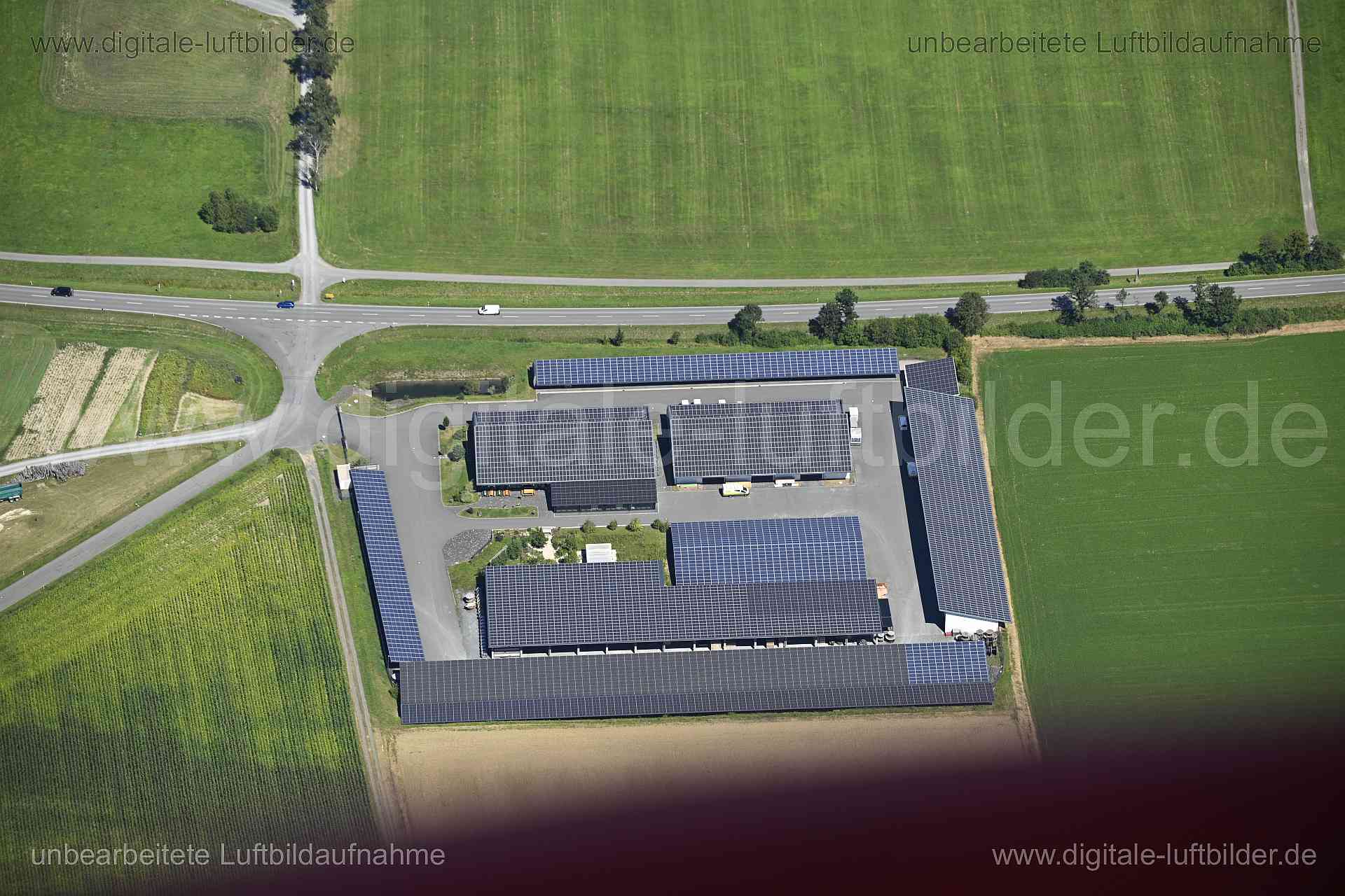 Titel: Rugendorf, Bildnummer: n550920, Ort / Stadt: Stadtsteinach, (Land)Kreis: Landkreis Kulmbach, Regierungsbezirk: Oberfranken, Bundesland: Bayern, Aufnahmedatum: 11.08.2024, Schlagwörter: Deutschland, , Rugendorf, Photovoltaikanlage, Stromgewinnung, Stromerzeugung, Grüne Energie, Solaranlage, Monat: August, Jahreszeit: Sommer, Tageszeit: Mittag / Nachmittag, Jahr: 2024, Flug ID: 20240811, Bildstatus: unbearbeitetes Rohbild, Bildabmessung: 8256 x 5504 Pixel, Fotograf & Copyright: Oliver Acker