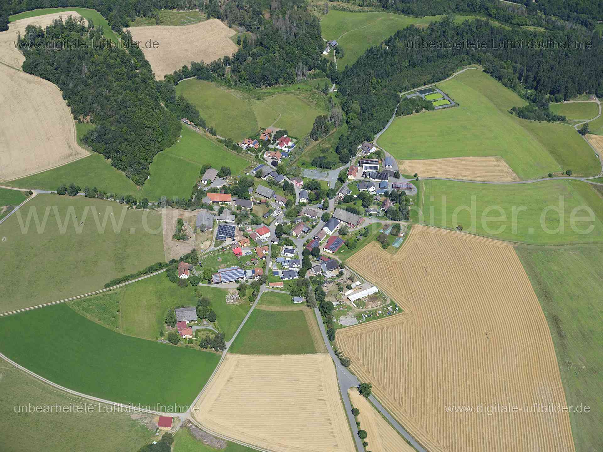 Titel: Triebenreuth, Bildnummer: f551930, Ort / Stadt: Stadtsteinach, (Land)Kreis: Landkreis Kulmbach, Regierungsbezirk: Oberfranken, Bundesland: Bayern, Aufnahmedatum: 11.08.2024, Schlagwörter: Deutschland, , Triebenreuth, Dorf, Monat: August, Jahreszeit: Sommer, Tageszeit: Mittag / Nachmittag, Jahr: 2024, Flug ID: 20240811, Bildstatus: unbearbeitetes Rohbild, Bildabmessung: 11648 x 8736 Pixel, Fotograf & Copyright: Oliver Acker