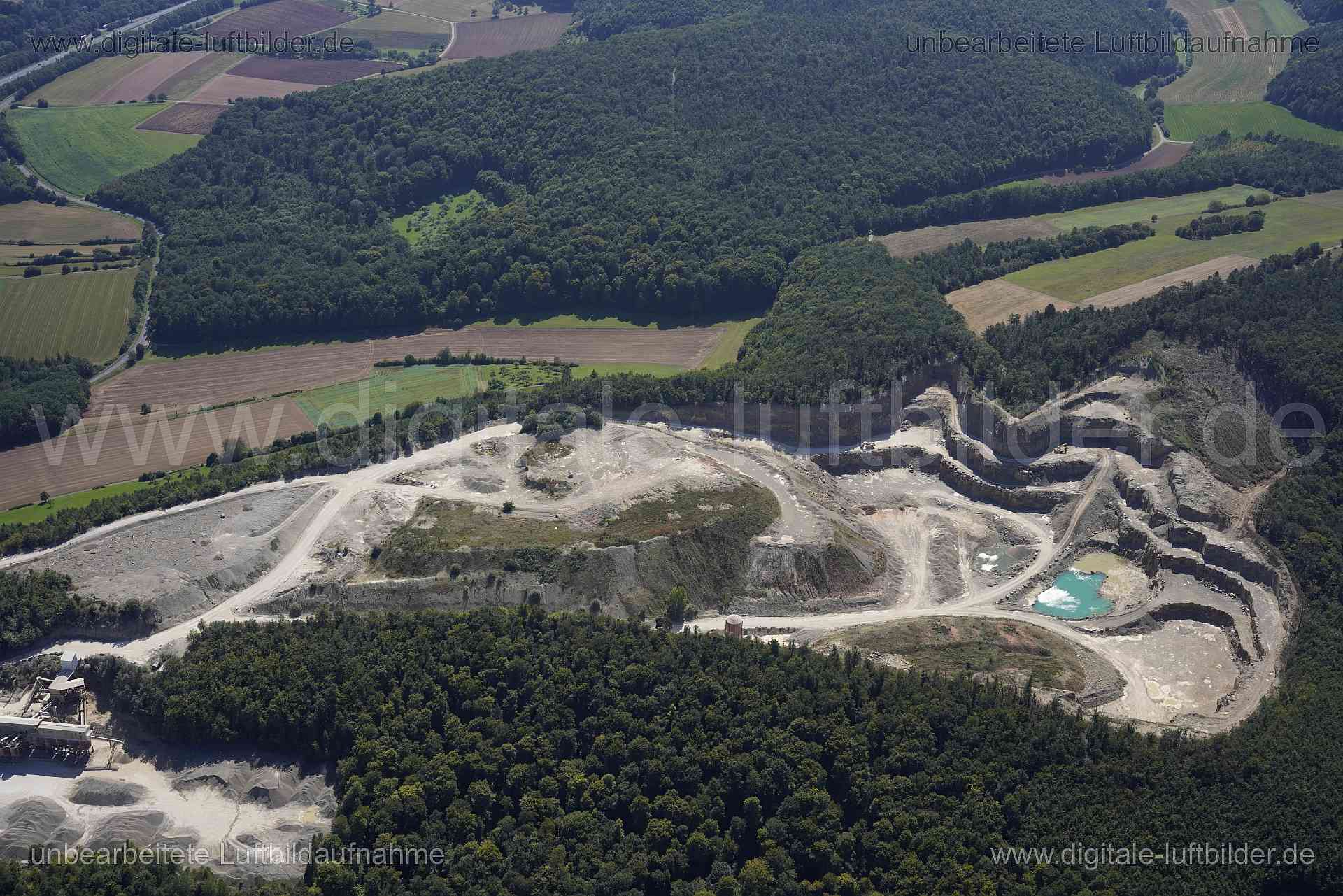 Titel: Schotterwerke Oberthulba, Bildnummer: s561660, Ort / Stadt: Thulba, (Land)Kreis: Landkreis Bad Kissingen, Regierungsbezirk: Unterfranken, Bundesland: Bayern, Aufnahmedatum: 24.08.2024, Schlagwörter: Deutschland, , Schotterwerke Obertulba, Raubau, Rohstoffgewinnung, Rohstaoffe, Baustoffe, Monat: August, Jahreszeit: Sommer, Tageszeit: Mittag / Nachmittag, Jahr: 2024, Flug ID: 20240824, Bildstatus: unbearbeitetes Rohbild, Bildabmessung: 7952 x 5304 Pixel, Fotograf & Copyright: Oliver Acker
