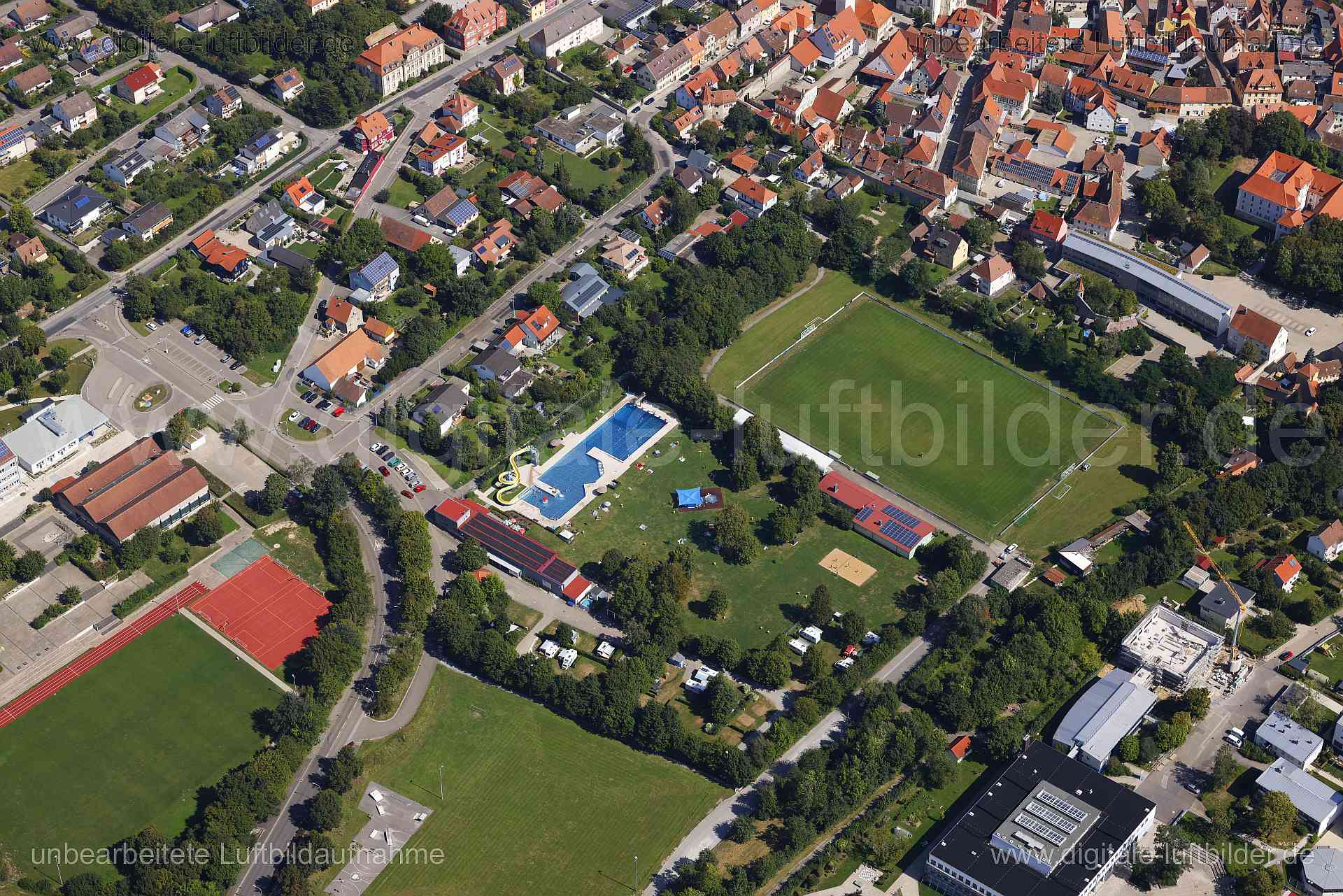Titel: Freibad Uffenheim, Bildnummer: c561020, Ort / Stadt: Uffenheim, (Land)Kreis: Landkreis Neustadt an der Aisch-Bad Windsheim, Regierungsbezirk: Mittelfranken, Bundesland: Bayern, Aufnahmedatum: 24.08.2024, Schlagwörter: Deutschland, , Uffenheim, Freibad, Schwimmbad, Schwimmbecken, 1. FV Uffenheim 1926 e.V., Campingplatz, Monat: August, Jahreszeit: Sommer, Tageszeit: Mittag / Nachmittag, Jahr: 2024, Flug ID: 20240824, Bildstatus: unbearbeitetes Rohbild, Bildabmessung: 8192 x 5464 Pixel, Foto