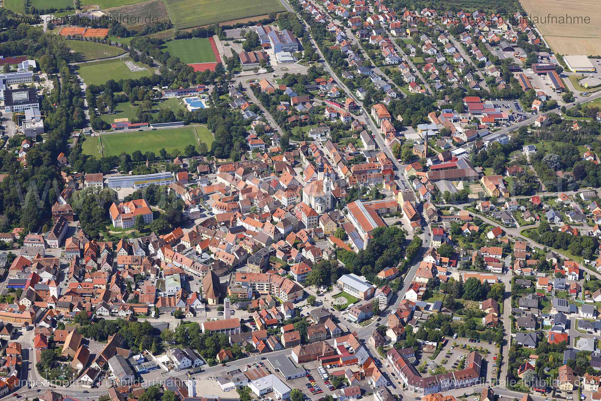 Titel: Uffenheim, Bildnummer: c560910, Ort / Stadt: Uffenheim, (Land)Kreis: Landkreis Neustadt an der Aisch-Bad Windsheim, Regierungsbezirk: Mittelfranken, Bundesland: Bayern, Aufnahmedatum: 24.08.2024, Schlagwörter: Deutschland, , Marktgrafenschloss, Altstadt, Monat: August, Jahreszeit: Sommer, Tageszeit: Mittag / Nachmittag, Jahr: 2024, Flug ID: 20240824, Bildstatus: unbearbeitetes Rohbild, Bildabmessung: 8192 x 5464 Pixel, Fotograf & Copyright: Oliver Acker