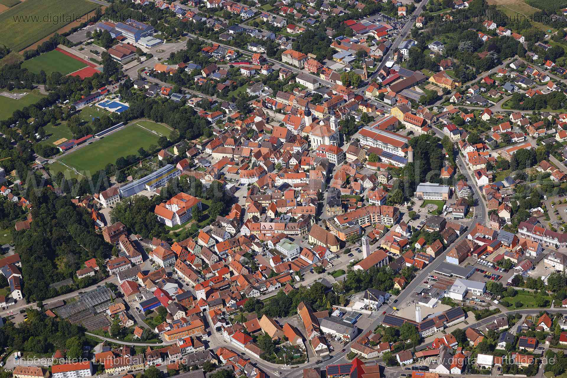 Titel: Uffenheim, Bildnummer: c560920, Ort / Stadt: Uffenheim, (Land)Kreis: Landkreis Neustadt an der Aisch-Bad Windsheim, Regierungsbezirk: Mittelfranken, Bundesland: Bayern, Aufnahmedatum: 24.08.2024, Schlagwörter: Deutschland, , Marktgrafenschloss, Altstadt, Monat: August, Jahreszeit: Sommer, Tageszeit: Mittag / Nachmittag, Jahr: 2024, Flug ID: 20240824, Bildstatus: unbearbeitetes Rohbild, Bildabmessung: 8192 x 5464 Pixel, Fotograf & Copyright: Oliver Acker