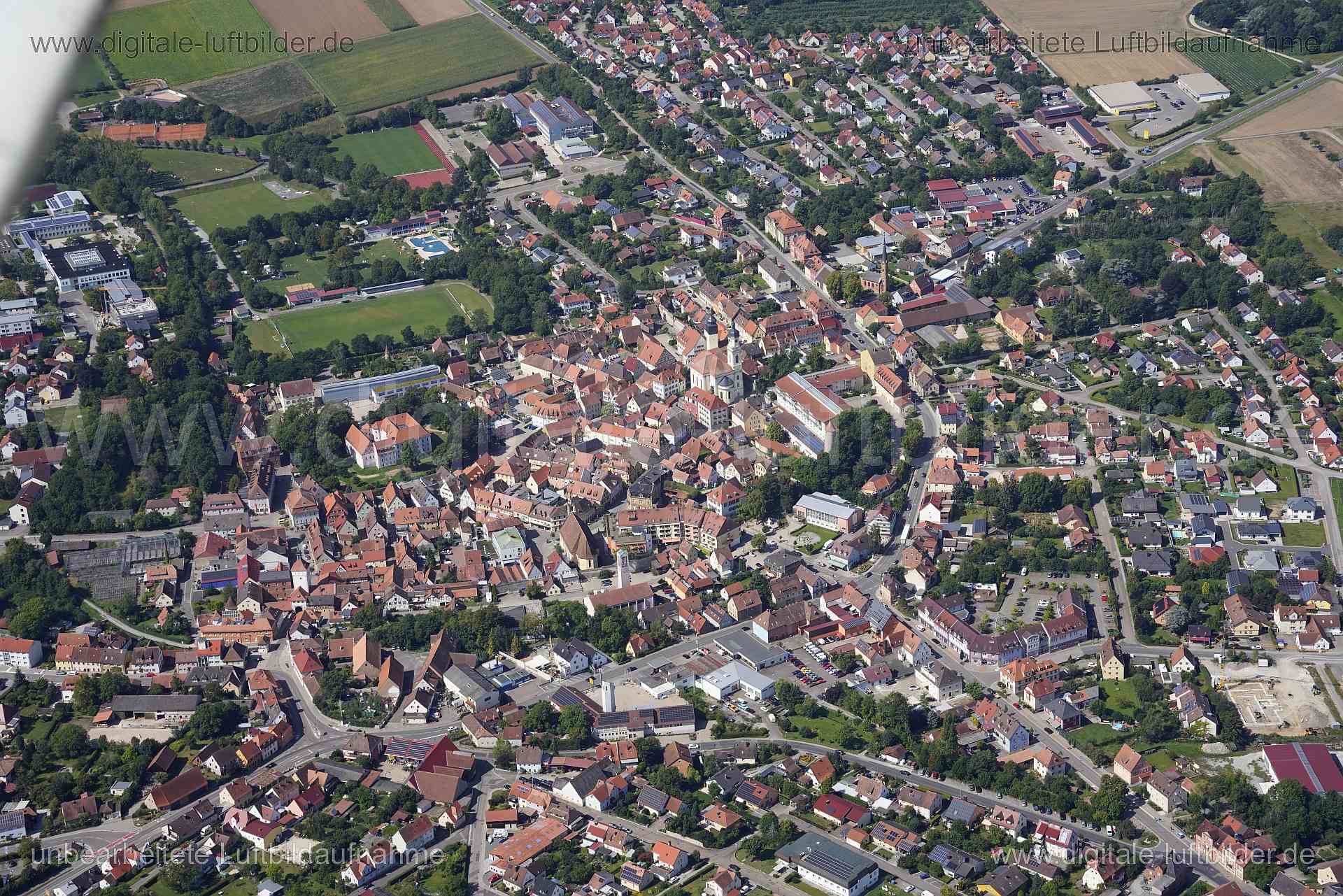 Titel: Uffenheim, Bildnummer: s560250, Ort / Stadt: Uffenheim, (Land)Kreis: Landkreis Neustadt an der Aisch-Bad Windsheim, Regierungsbezirk: Mittelfranken, Bundesland: Bayern, Aufnahmedatum: 24.08.2024, Schlagwörter: Deutschland, , Altstadt, Markgrafenschloss, Monat: August, Jahreszeit: Sommer, Tageszeit: Mittag / Nachmittag, Jahr: 2024, Flug ID: 20240824, Bildstatus: unbearbeitetes Rohbild, Bildabmessung: 7952 x 5304 Pixel, Fotograf & Copyright: Oliver Acker