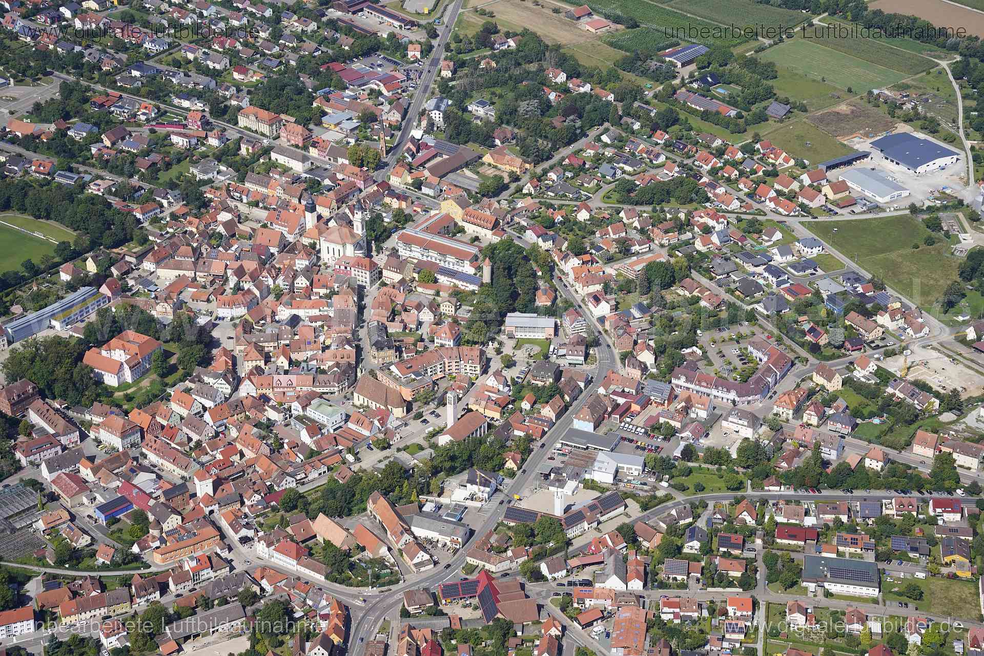 Titel: Uffenheim, Bildnummer: s560260, Ort / Stadt: Uffenheim, (Land)Kreis: Landkreis Neustadt an der Aisch-Bad Windsheim, Regierungsbezirk: Mittelfranken, Bundesland: Bayern, Aufnahmedatum: 24.08.2024, Schlagwörter: Deutschland, , Altstadt, Markgrafenschloss, Monat: August, Jahreszeit: Sommer, Tageszeit: Mittag / Nachmittag, Jahr: 2024, Flug ID: 20240824, Bildstatus: unbearbeitetes Rohbild, Bildabmessung: 7952 x 5304 Pixel, Fotograf & Copyright: Oliver Acker